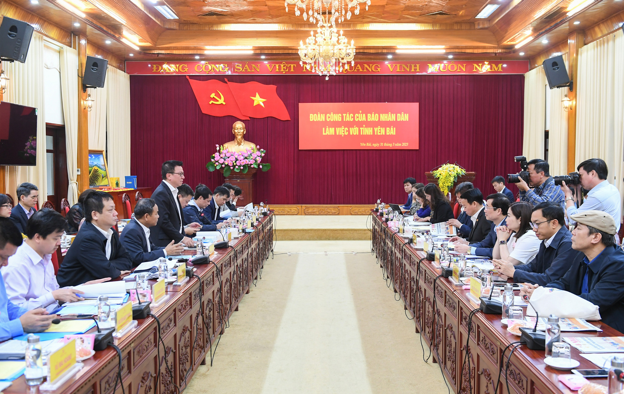 Quang cảnh buổi làm việc.