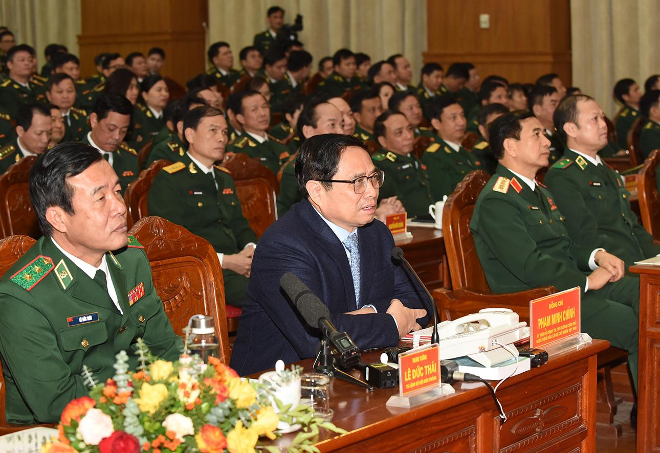 Thủ tướng thăm hỏi, động viên, nói chuyện thân mật với cán bộ, chiến sĩ cơ quan Bộ Tư lệnh cùng với một số điểm cầu tại Đồn biên phòng A Pa Chải, tỉnh Điện Biên; Đồn Biên phòng Trường Sa, tỉnh Khánh Hòa; Đồn Biên phòng Ea H'leo, tỉnh Đắk Lắk.