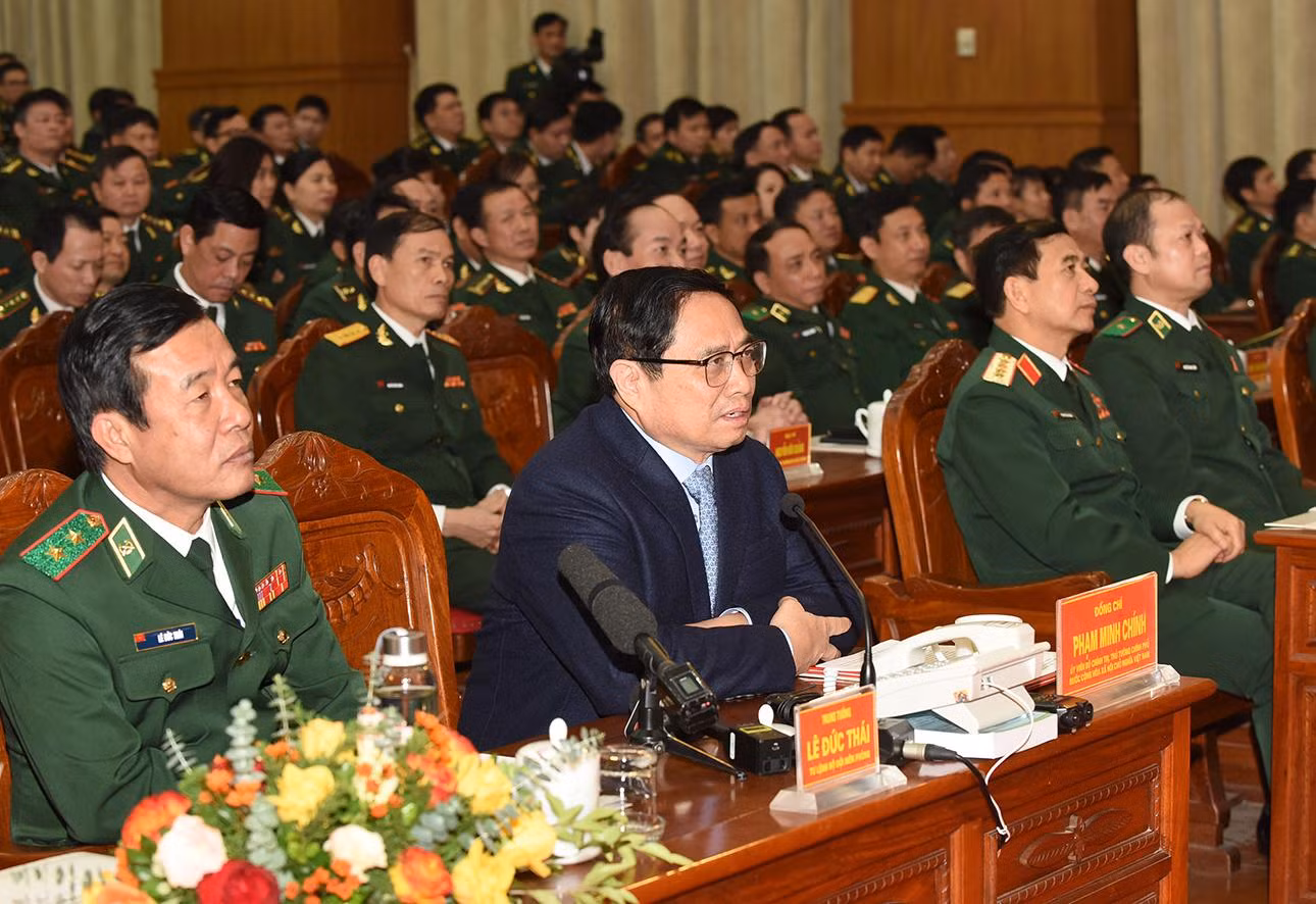 Thủ tướng thăm hỏi, động viên, nói chuyện thân mật với cán bộ, chiến sĩ cơ quan Bộ Tư lệnh cùng với một số điểm cầu tại Đồn biên phòng A Pa Chải, tỉnh Điện Biên; Đồn Biên phòng Trường Sa, tỉnh Khánh Hòa; Đồn Biên phòng Ea H'leo, tỉnh Đắk Lắk.