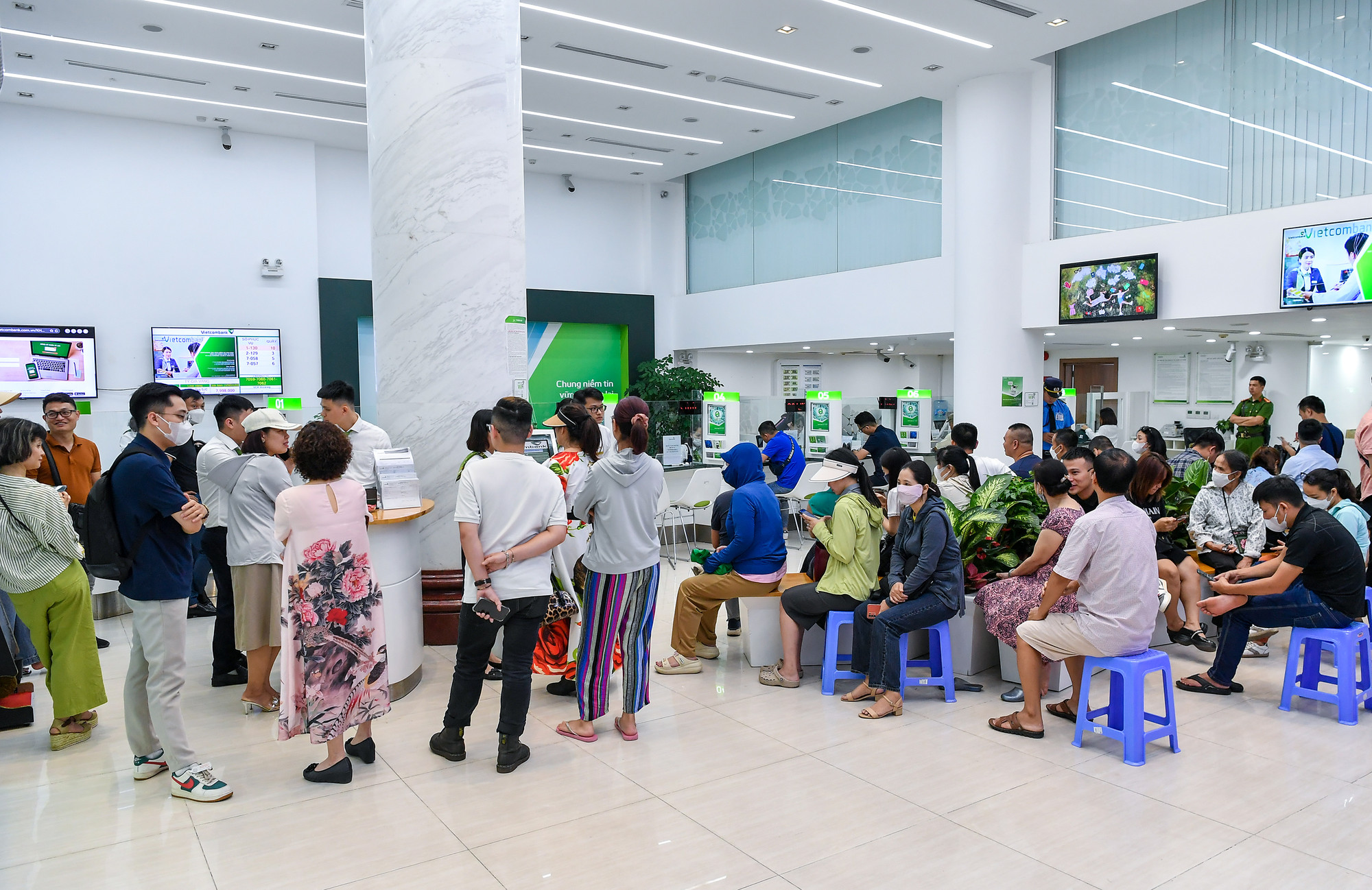 Theo ghi nhận của phóng viên Báo Nhân Dân, từ 14 giờ, tại ngân hàng Vietcombank Ba Đình địa chỉ 72 Trần Hưng Đạo, Hoàn Kiếm, Hà Nội đã có hàng trăm người ngồi xếp hàng chờ mua vàng.