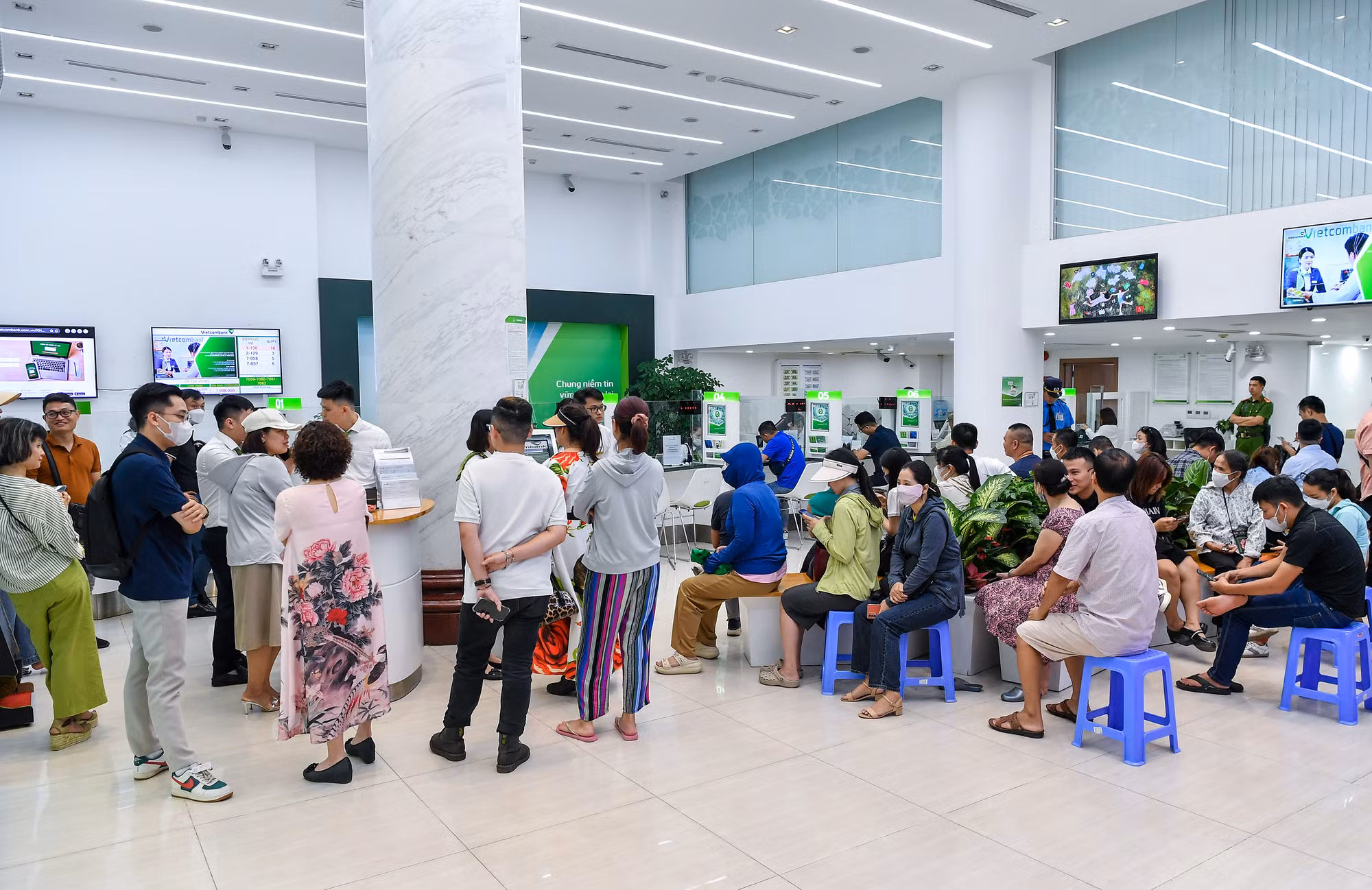 Theo ghi nhận của phóng viên Báo Nhân Dân, từ 14 giờ, tại ngân hàng Vietcombank Ba Đình địa chỉ 72 Trần Hưng Đạo, Hoàn Kiếm, Hà Nội đã có hàng trăm người ngồi xếp hàng chờ mua vàng.