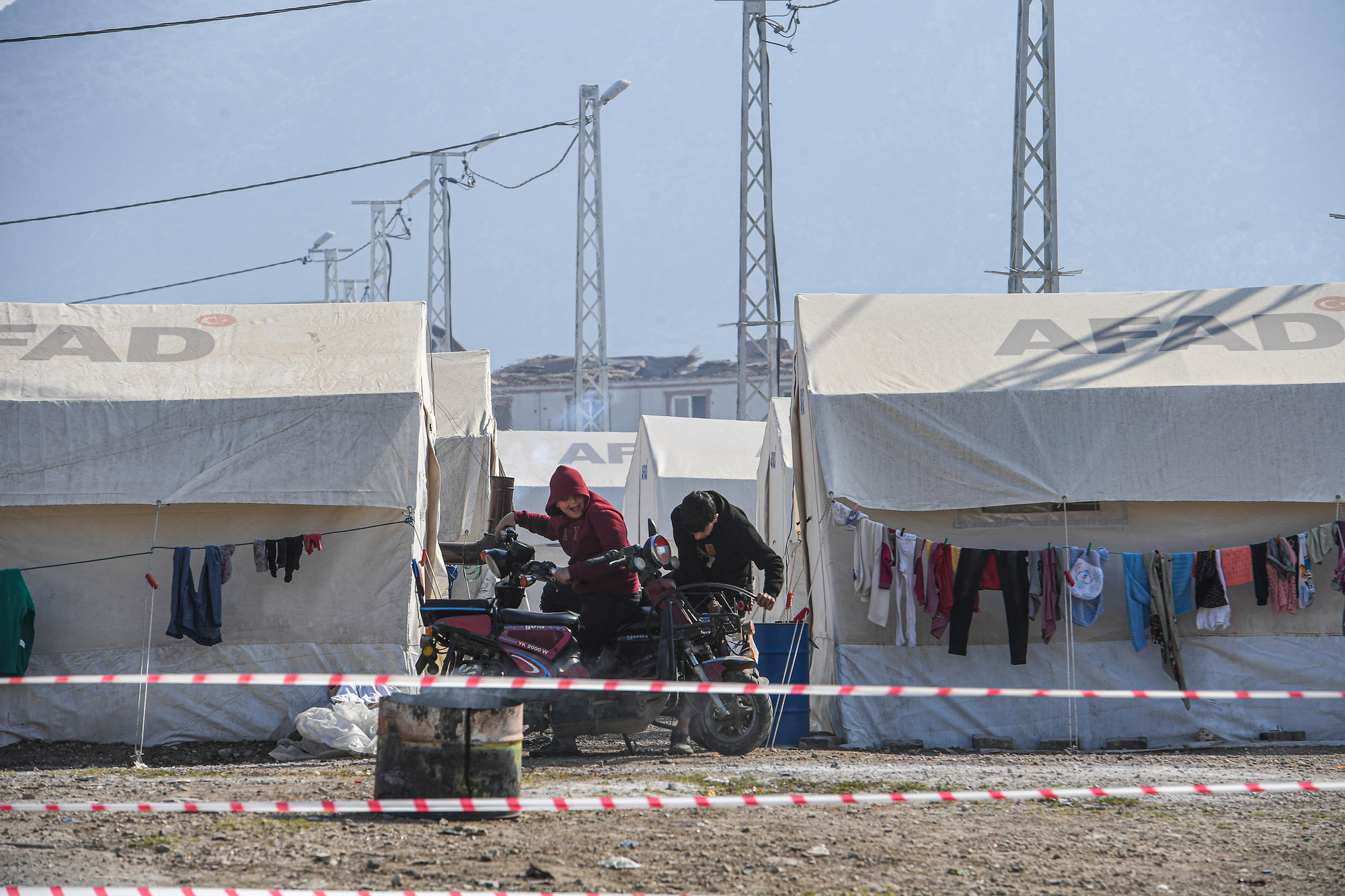 Đi dọc các tỉnh chịu ảnh hưởng bởi động đất thời điểm này, chúng tôi rất dễ bắt gặp những ngôi làng lều bạt mọc lên khắp nơi, từ sân vận động đến cánh đồng canh tác, ven vỉa hè hay trên các triền đồi.