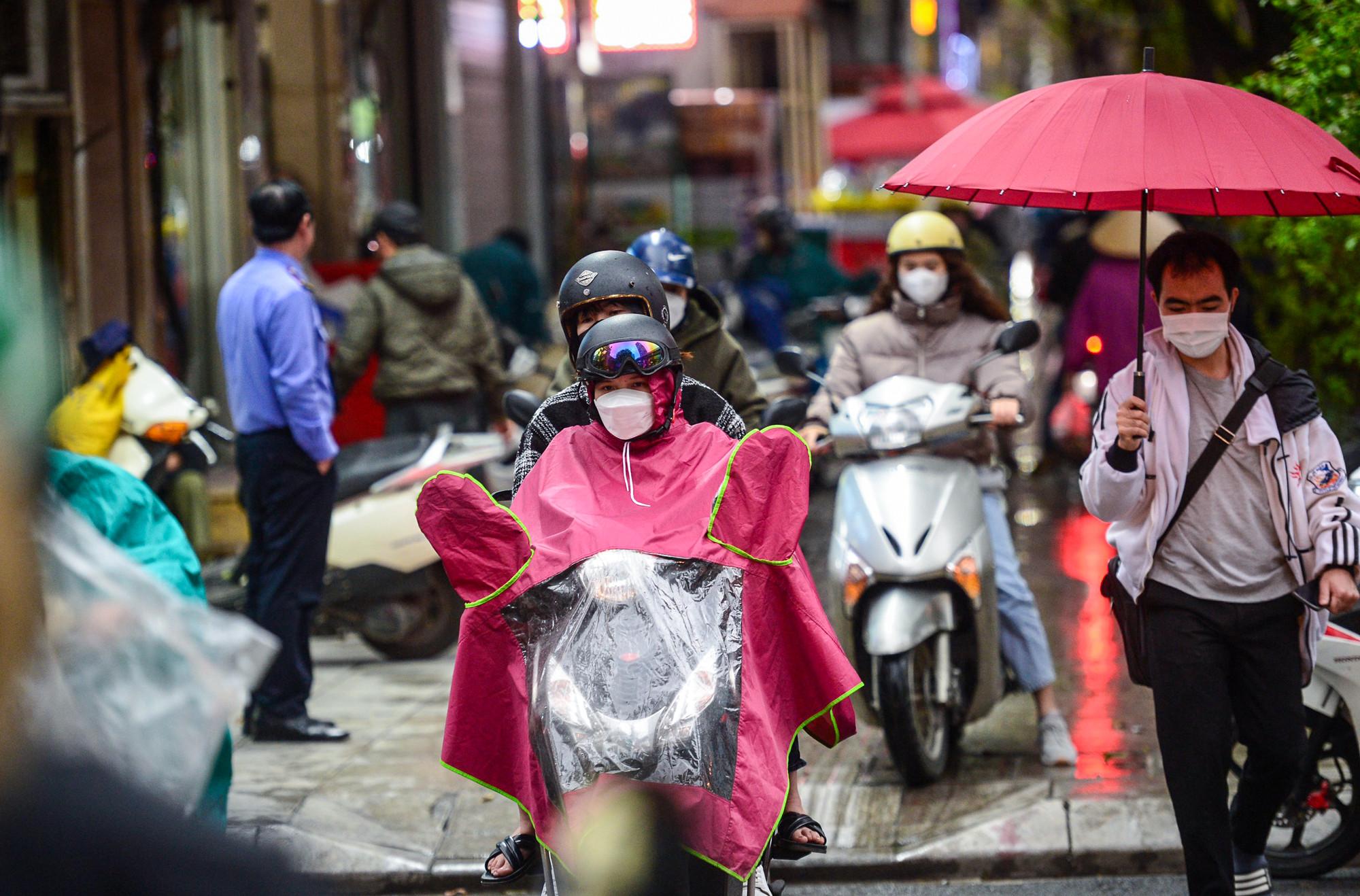 [Ảnh] Hà Nội 12 độ C, người dân chật vật đi làm trong mưa lạnh ảnh 4