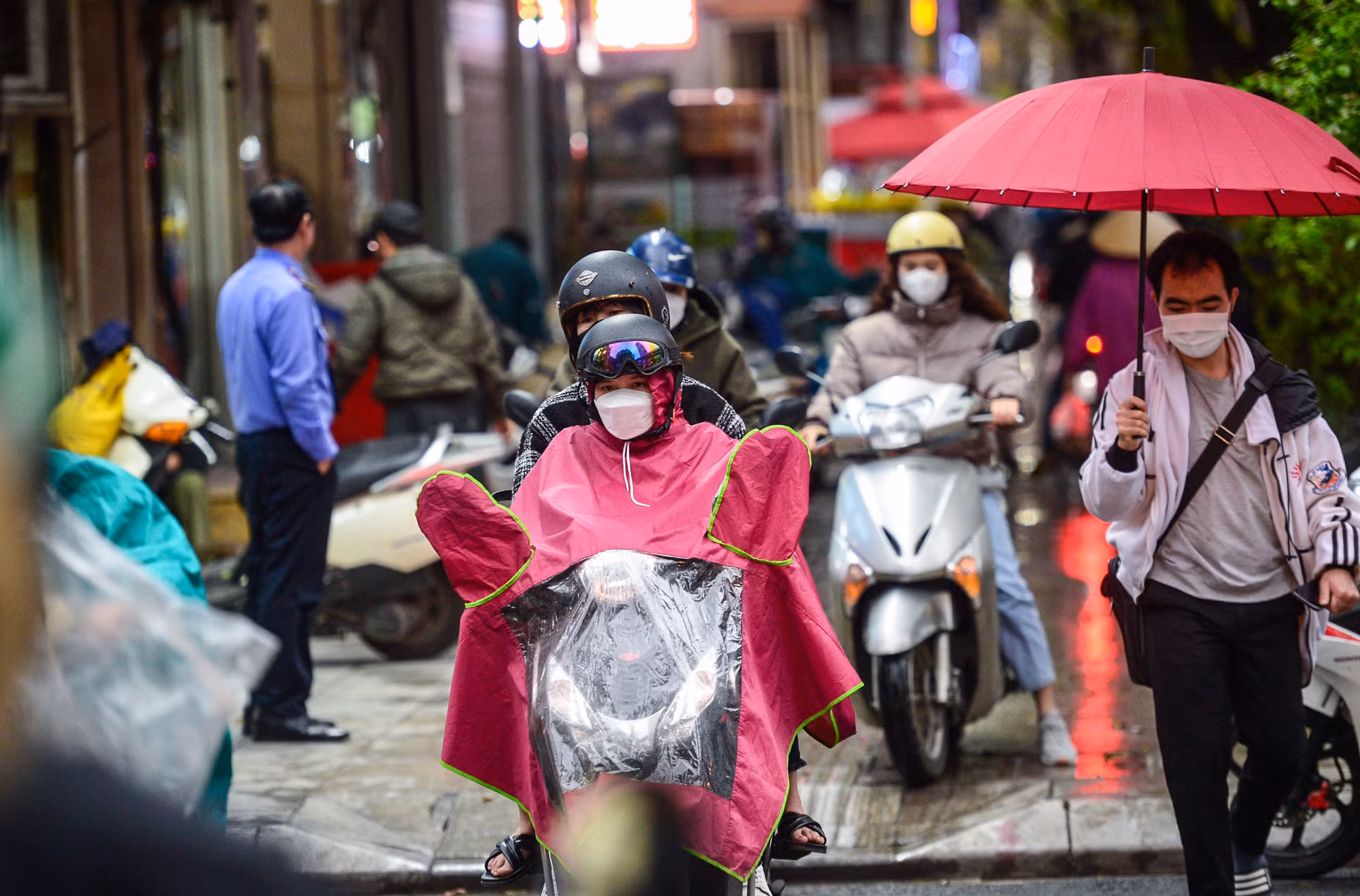 [Ảnh] Hà Nội 12 độ C, người dân chật vật đi làm trong mưa lạnh ảnh 4