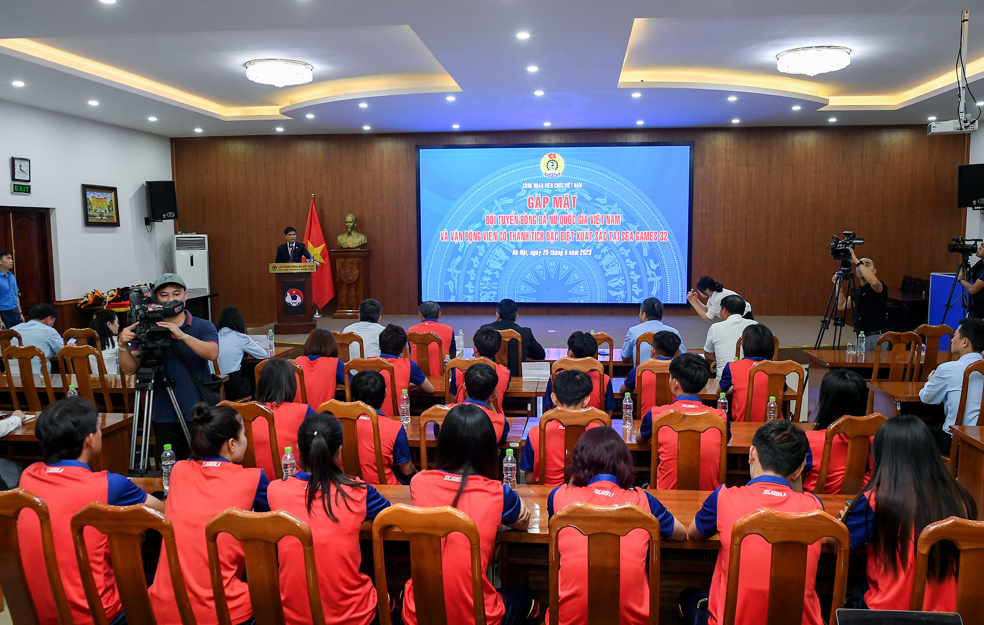 Quang cảnh buổi gặp mặt. Quang cảnh buổi gặp mặt.