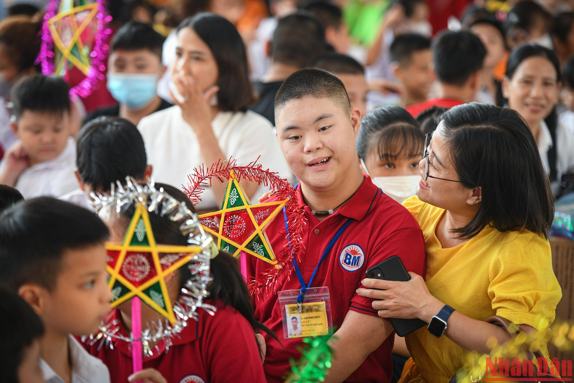 Hội Cứu trợ trẻ em khuyết tật Hà Nội tổ chức buổi liên hoan với mong muốn để các em có một dịp Tết Trung thu ấm áp, vui vẻ.