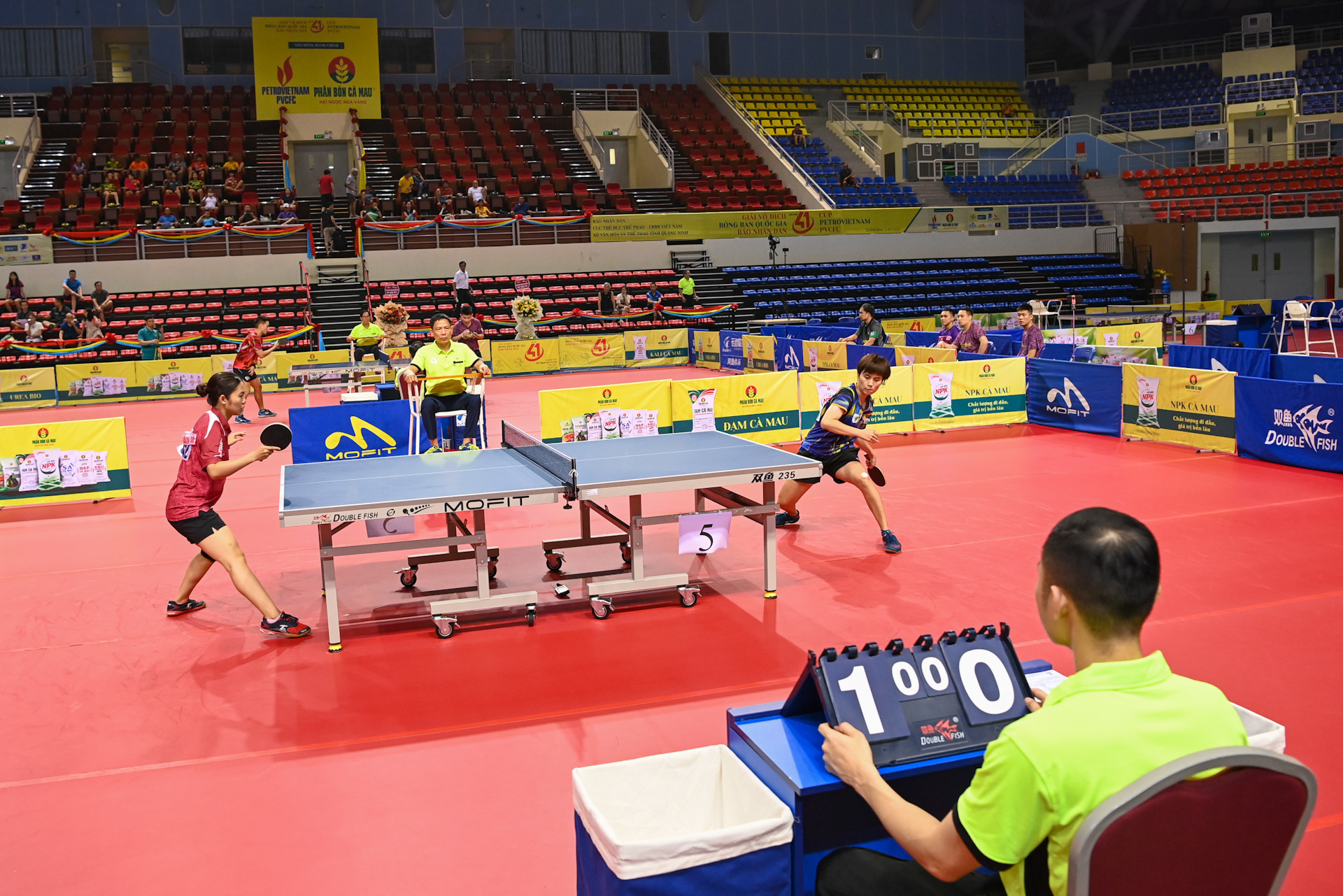 19 giờ, trận chung kết nội dung đồng đội nam giữa Hà Nội gặp CLB Hà Nội T&T và đồng đội nữ giữa Thành phố Hồ Chí Minh gặp Công an chính thức diễn ra tại Nhà thi đấu đa năng tỉnh Quảng Ninh.