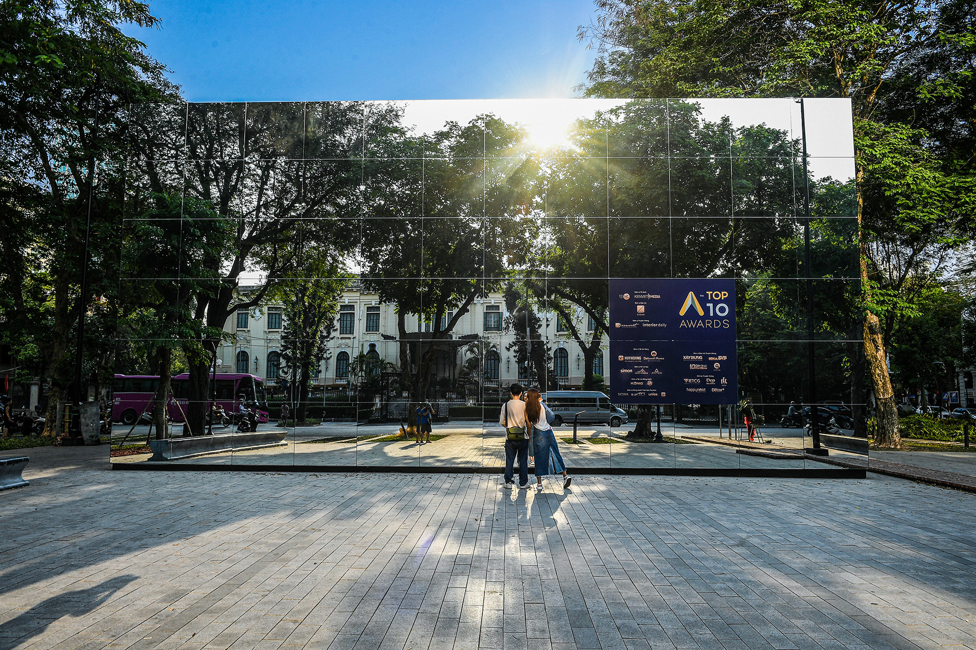 [Ảnh] Độc đáo nhà gương 3D khổng lồ tại vườn hoa Diên Hồng