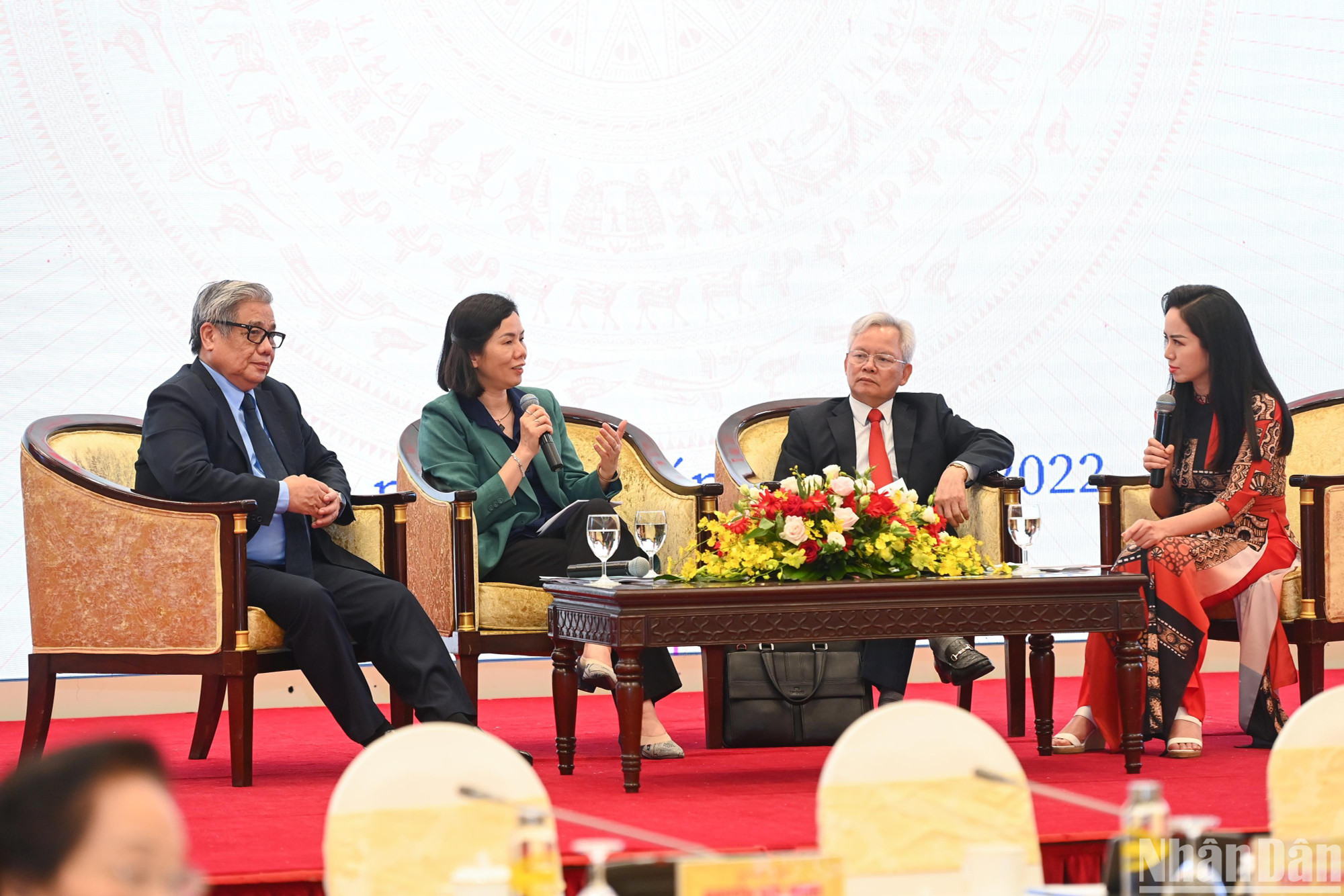 Trong phiên Tọa đàm bàn tròn, các đại biểu trao đổi những vấn đề liên quan giá trị gia đình, các chuẩn mực con người trong giá trị gia đình đó. (Ảnh: THÀNH ĐẠT)