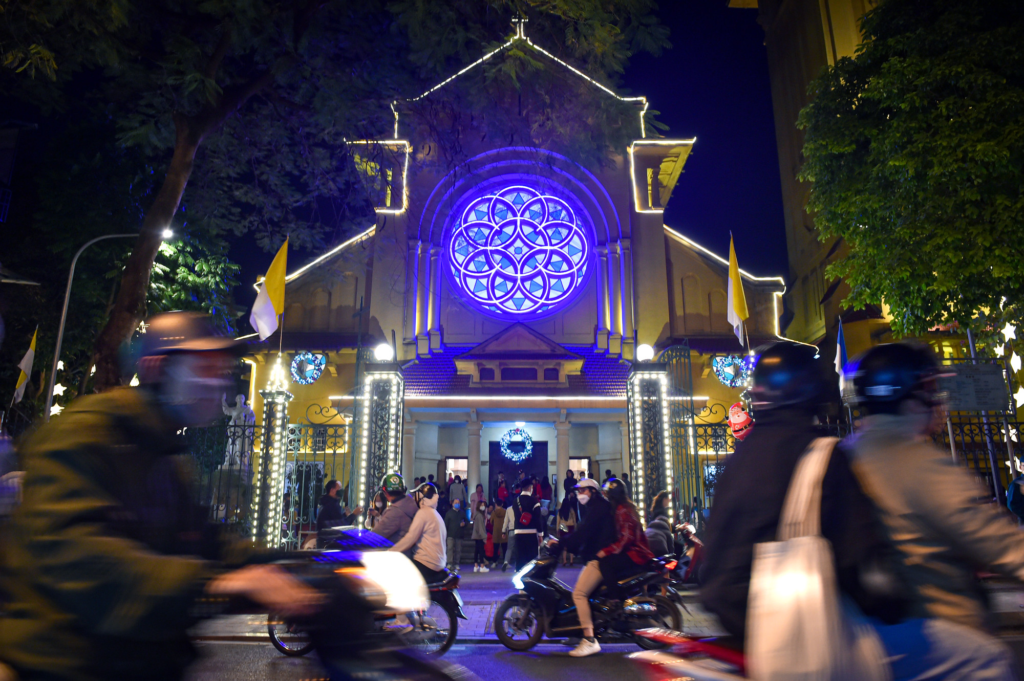 Không khí Giáng sinh ngập tràn trên góc phố, với ánh điện sáng rực, lộng lẫy. (Ảnh: THÀNH ĐẠT)