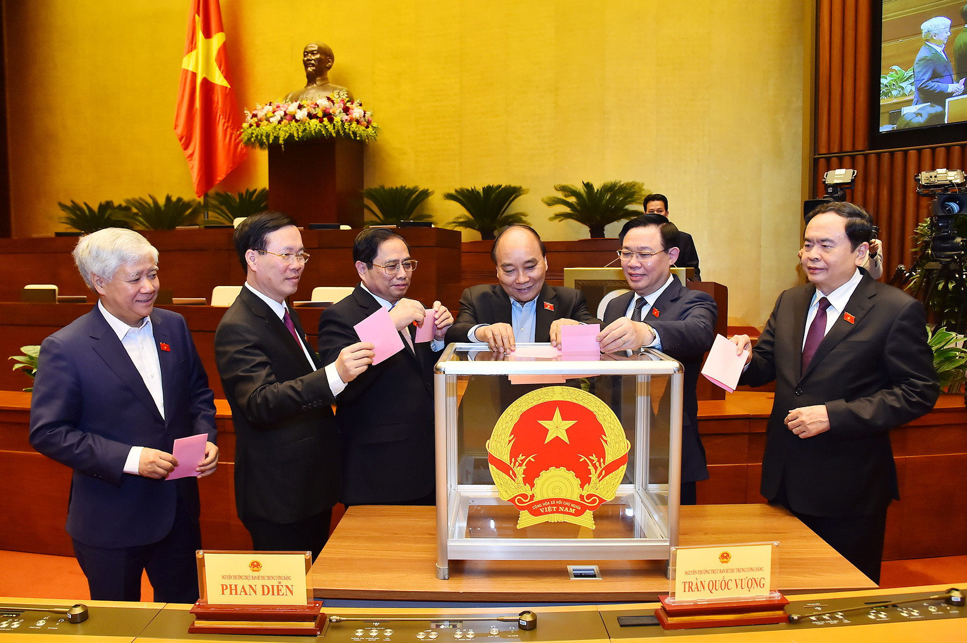 Trong chiều ngày làm việc đầu tiên (5/1), Quốc hội đã thống nhất cho thôi làm nhiệm vụ đại biểu Quốc hội khóa XV với ông Phạm Bình Minh và Lê Minh Chuẩn; miễn nhiệm chức vụ Phó Thủ tướng Chính phủ nhiệm kỳ 2021-2026 đối với ông Phạm Bình Minh và Vũ Đức Đam; phê chuẩn đề nghị của Thủ tướng Chính phủ về việc bổ nhiệm chức vụ Phó Thủ tướng Chính phủ đối với ông Trần Hồng Hà và Trần Lưu Quang.