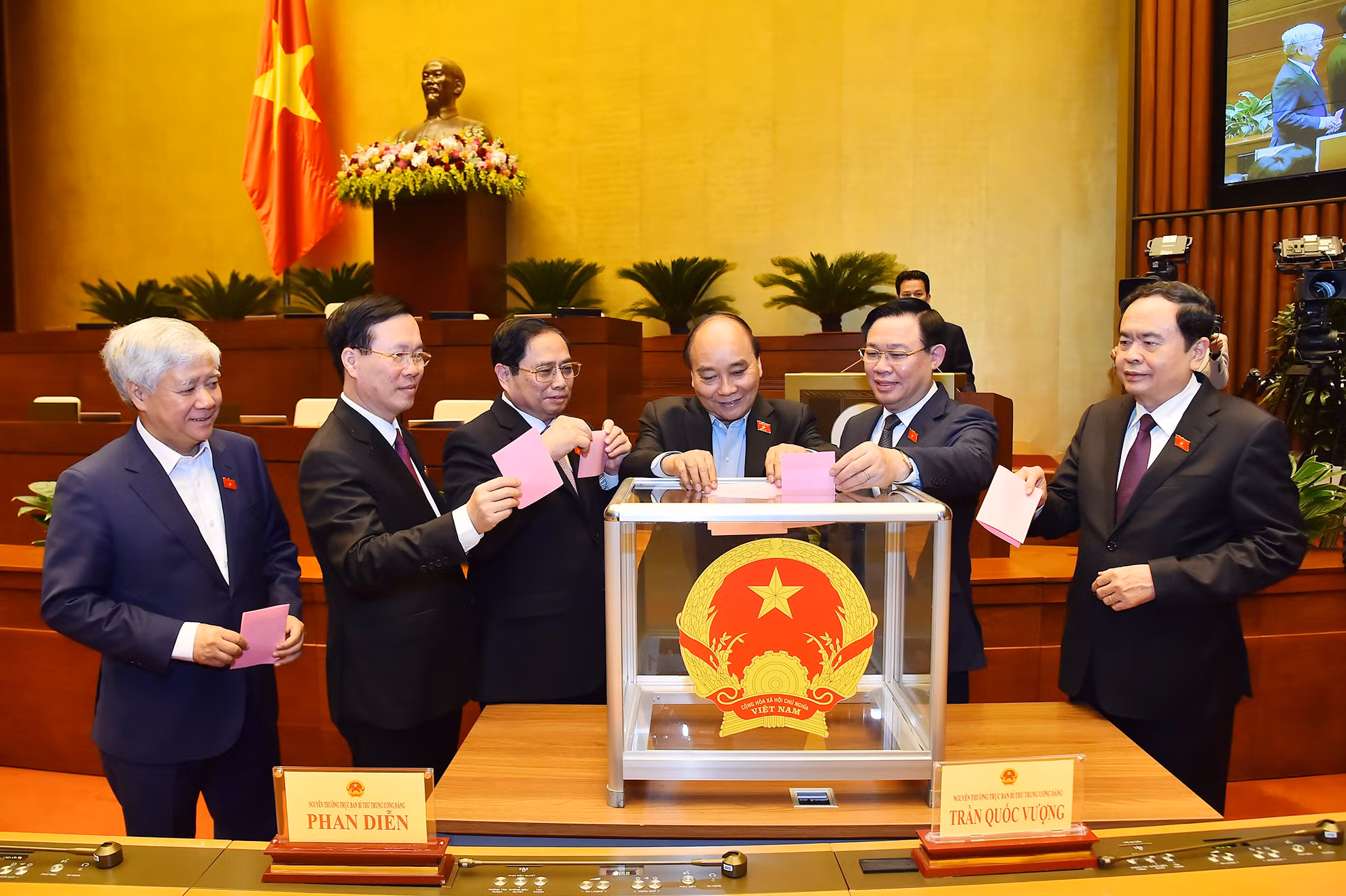 Trong chiều ngày làm việc đầu tiên (5/1), Quốc hội đã thống nhất cho thôi làm nhiệm vụ đại biểu Quốc hội khóa XV với ông Phạm Bình Minh và Lê Minh Chuẩn; miễn nhiệm chức vụ Phó Thủ tướng Chính phủ nhiệm kỳ 2021-2026 đối với ông Phạm Bình Minh và Vũ Đức Đam; phê chuẩn đề nghị của Thủ tướng Chính phủ về việc bổ nhiệm chức vụ Phó Thủ tướng Chính phủ đối với ông Trần Hồng Hà và Trần Lưu Quang.