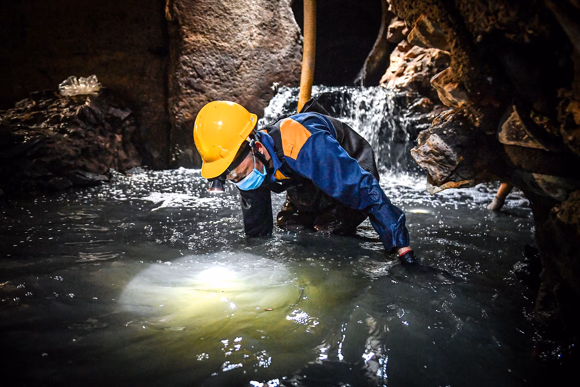 Tại đoạn cống dưới chân Trung tâm chiếu phim Quốc gia, lòng cống phình to ra như một căn phòng rộng chừng 30m2, trước khi chia làm 2 ngả chạy về mương thoát nước Thái Hà. Ngày hôm nay, tổ của Trị sẽ phải nạo vét trên tuyến dài chừng 500m. Bước vào mùa mưa, nhiệm vụ của tổ càng trở nên quan trọng hơn nhằm giúp dòng chảy được thanh thải, bảo đảm khi mưa lớn xảy ra, nước có thể thoát nhanh chóng nhất về các điểm hạ lưu, từ đó chống úng ngập và úng ngập cục bộ cho Hà Nội.