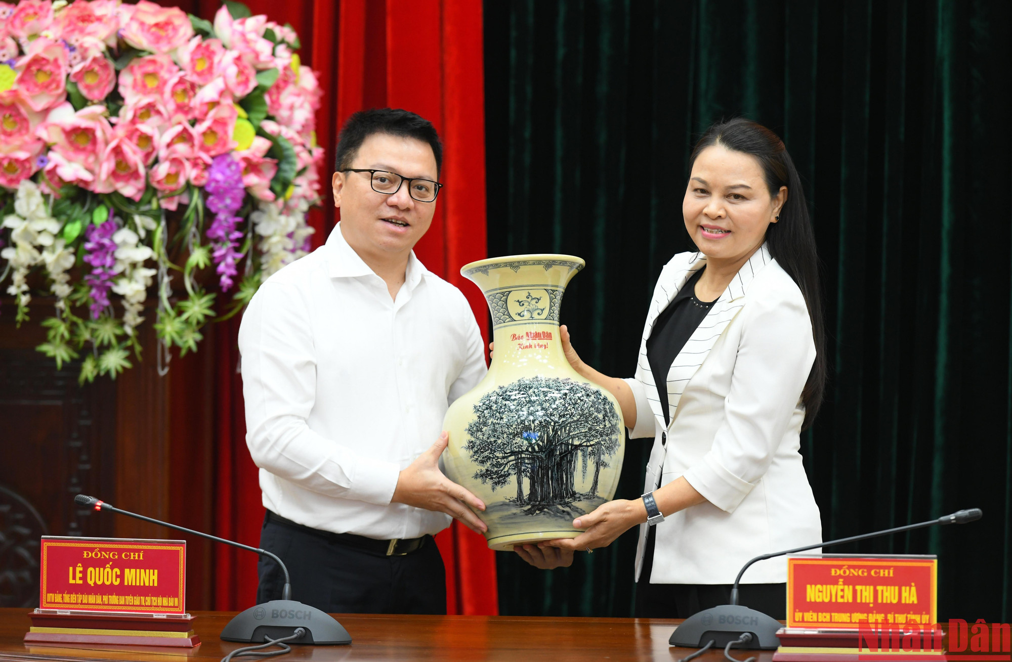 Báo Nhân Dân tặng quà lưu niệm cho tỉnh Ninh Bình.