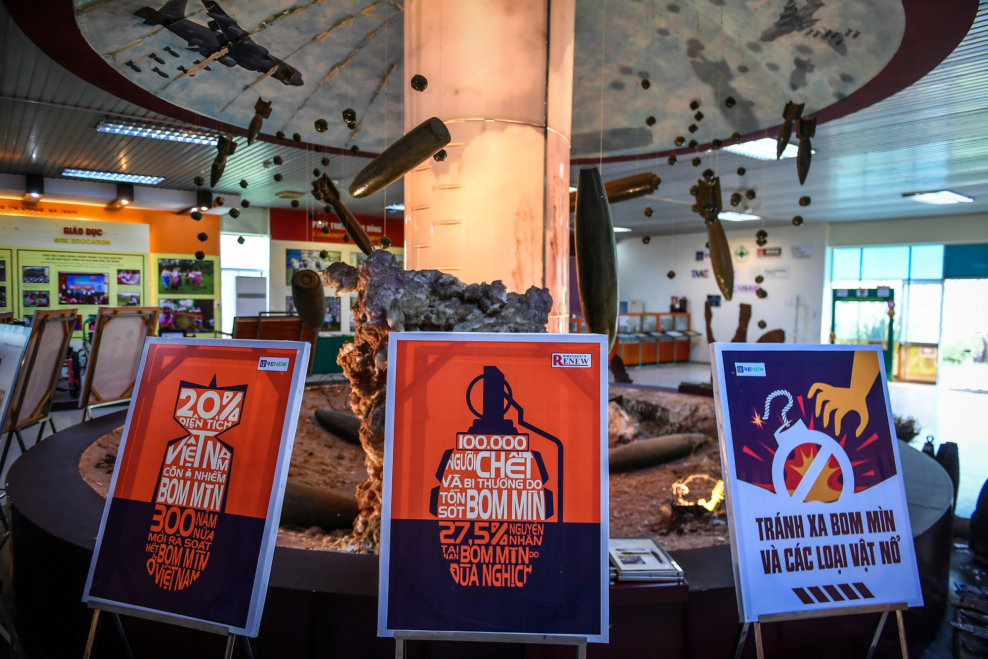 Được xây dựng trên khu vực rộng 600m2 tại phường Đông Lễ (thành phố Đông Hà, Quảng Trị), Trung tâm được tổ chức thành các khu trưng bày chuyên đề, bao gồm: Chiến tranh và hậu quả, Rà phá ngay sau chiến tranh, Rà phá và giáo dục, Vượt lên số phận, Hỗ trợ nạn nhân; với những hiện vật và hình ảnh rõ ràng, sinh động gây nhiều cảm xúc cho người xem.