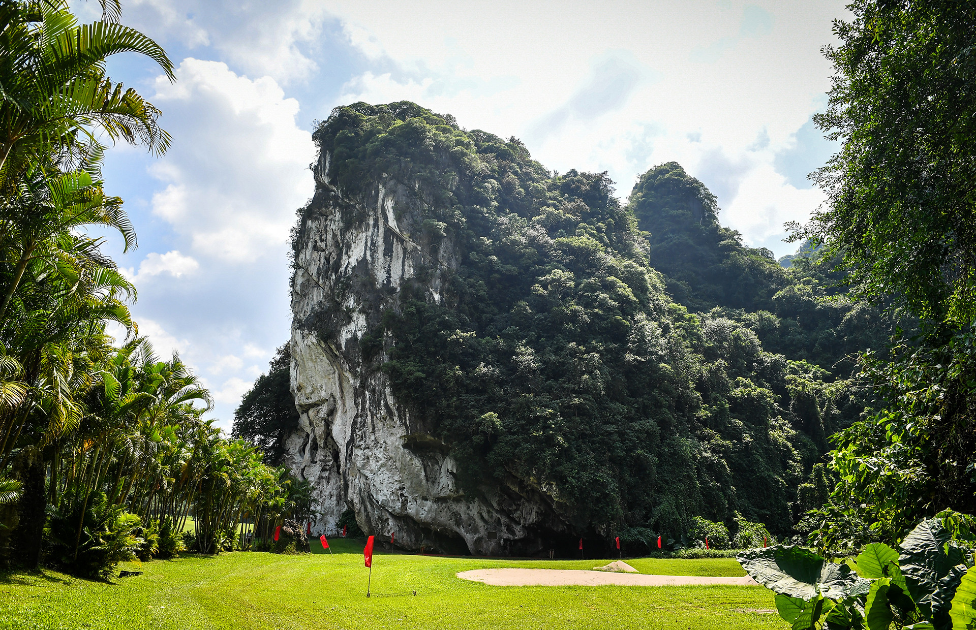 Hang Nhà Báo, nơi ghi dấu một thời hào hùng của cán bộ Báo Nhân Dân và nhân dân huyện Lương Sơn trong những năm kháng chiến chống Mỹ cứu nước. Hang Nhà Báo, nơi ghi dấu một thời hào hùng của cán bộ Báo Nhân Dân và nhân dân huyện Lương Sơn trong những năm kháng chiến chống Mỹ cứu nước.