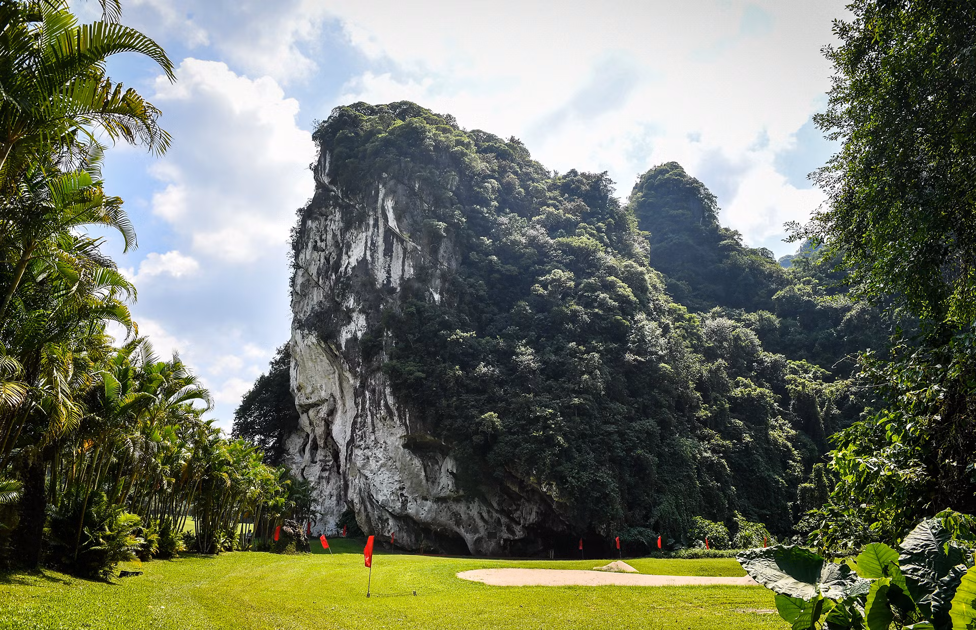 Hang Nhà Báo, nơi ghi dấu một thời hào hùng của cán bộ Báo Nhân Dân và nhân dân huyện Lương Sơn trong những năm kháng chiến chống Mỹ cứu nước.