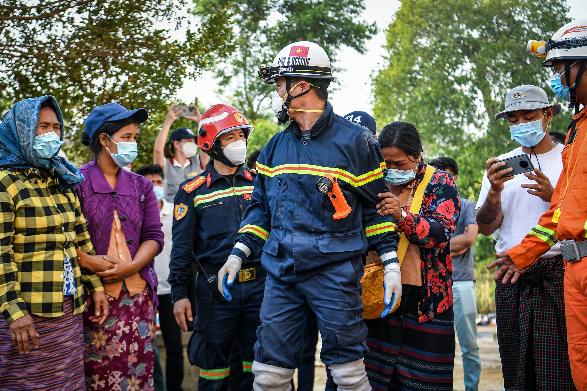 Người dân bày tỏ sự cảm ơn với các cán bộ, chiến sĩ đoàn Bộ Công an.