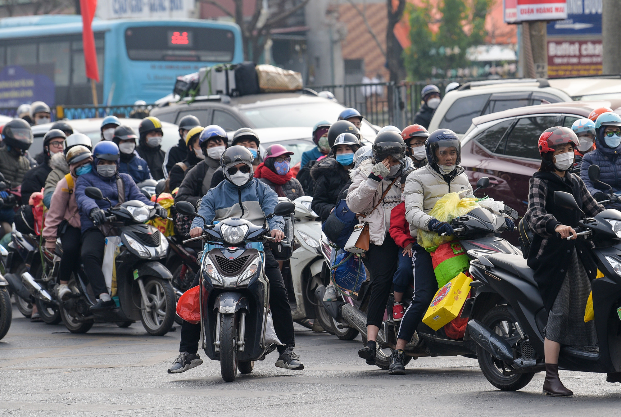 [Ảnh] Người dân lỉnh kỉnh đồ đạc trở lại Thủ đô sau kỳ nghỉ Tết Nguyên đán