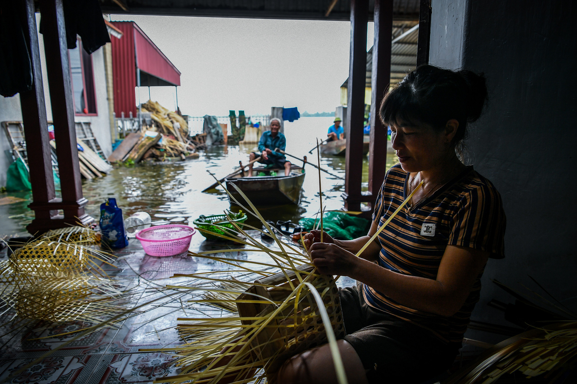 Bên trong là nhà, ngay mé ngoài là nước. Bà Tuyết ngao ngán vì cảnh ngập lụt như thế này đã kéo dài vài ngày qua.
