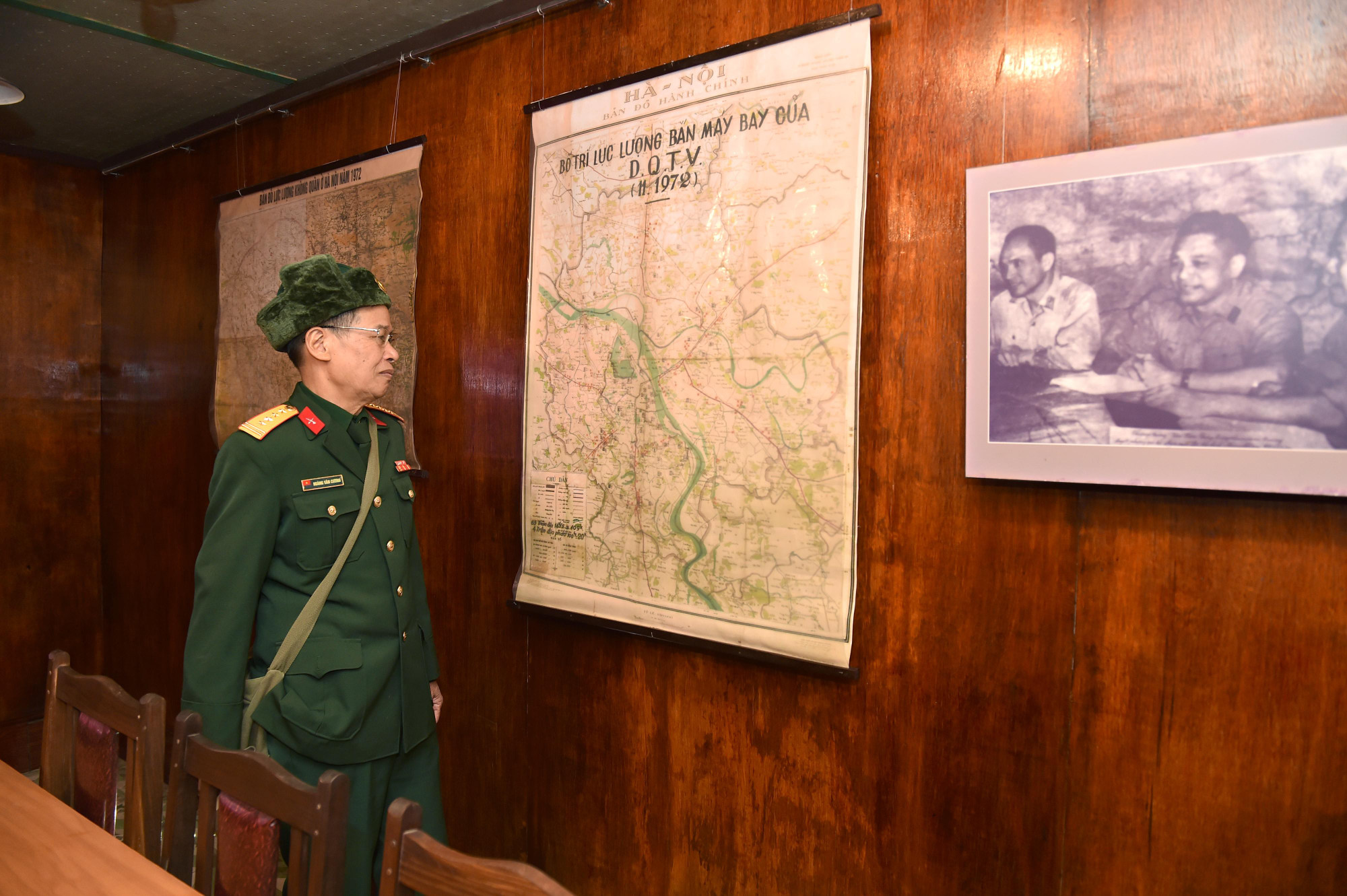 Các cựu quân nhân không khỏi bồi hồi, xúc động khi quay lại Hầm chỉ huy tác chiến T1.