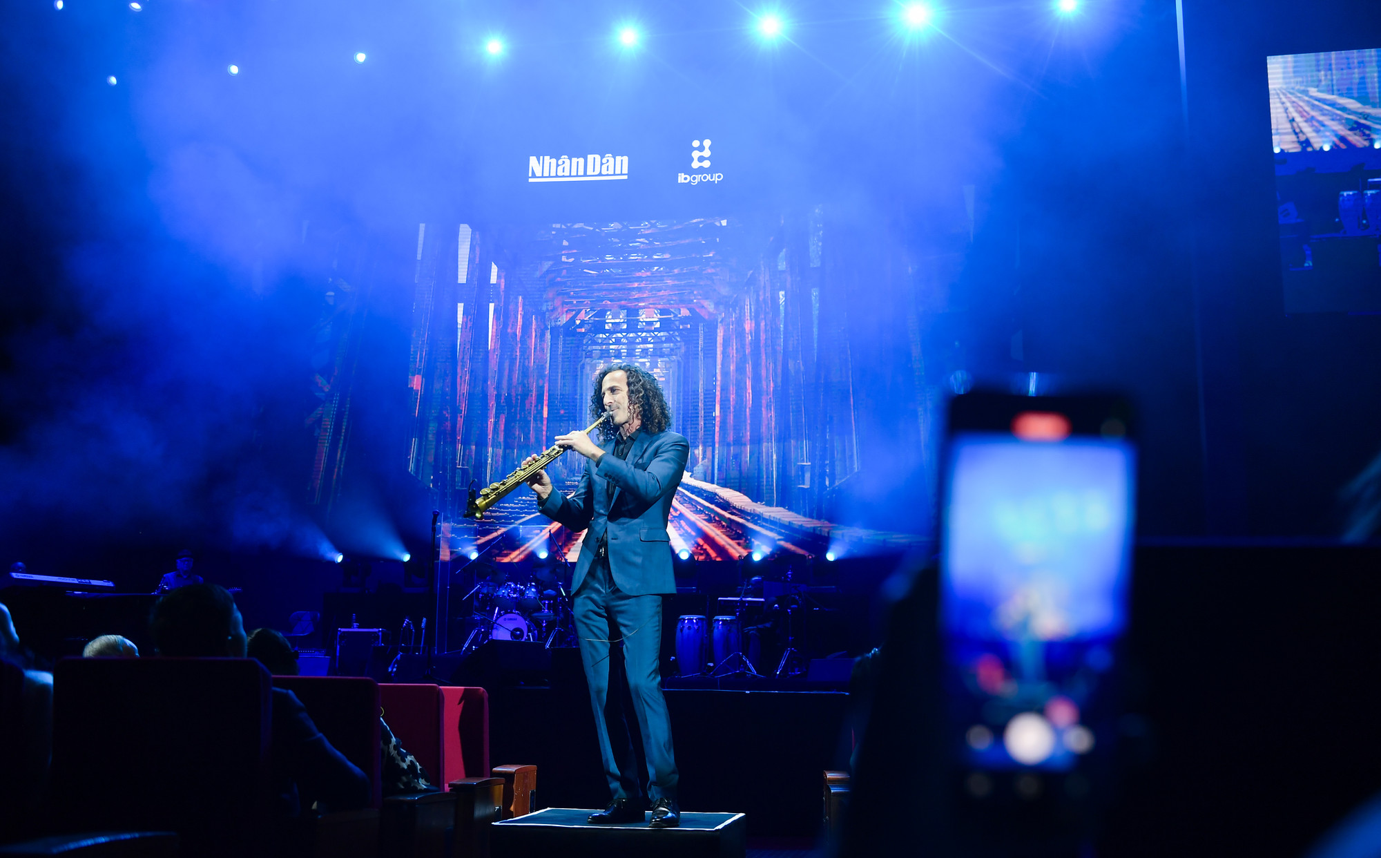 Nghệ sĩ saxophone tài danh mở đầu đêm diễn với bản nhạc “Home” huyền thoại, đã được làm mới với độ chín và tâm trạng của một nghệ sĩ từng trải, đã đặt chân đến mọi nơi trên thế giới.