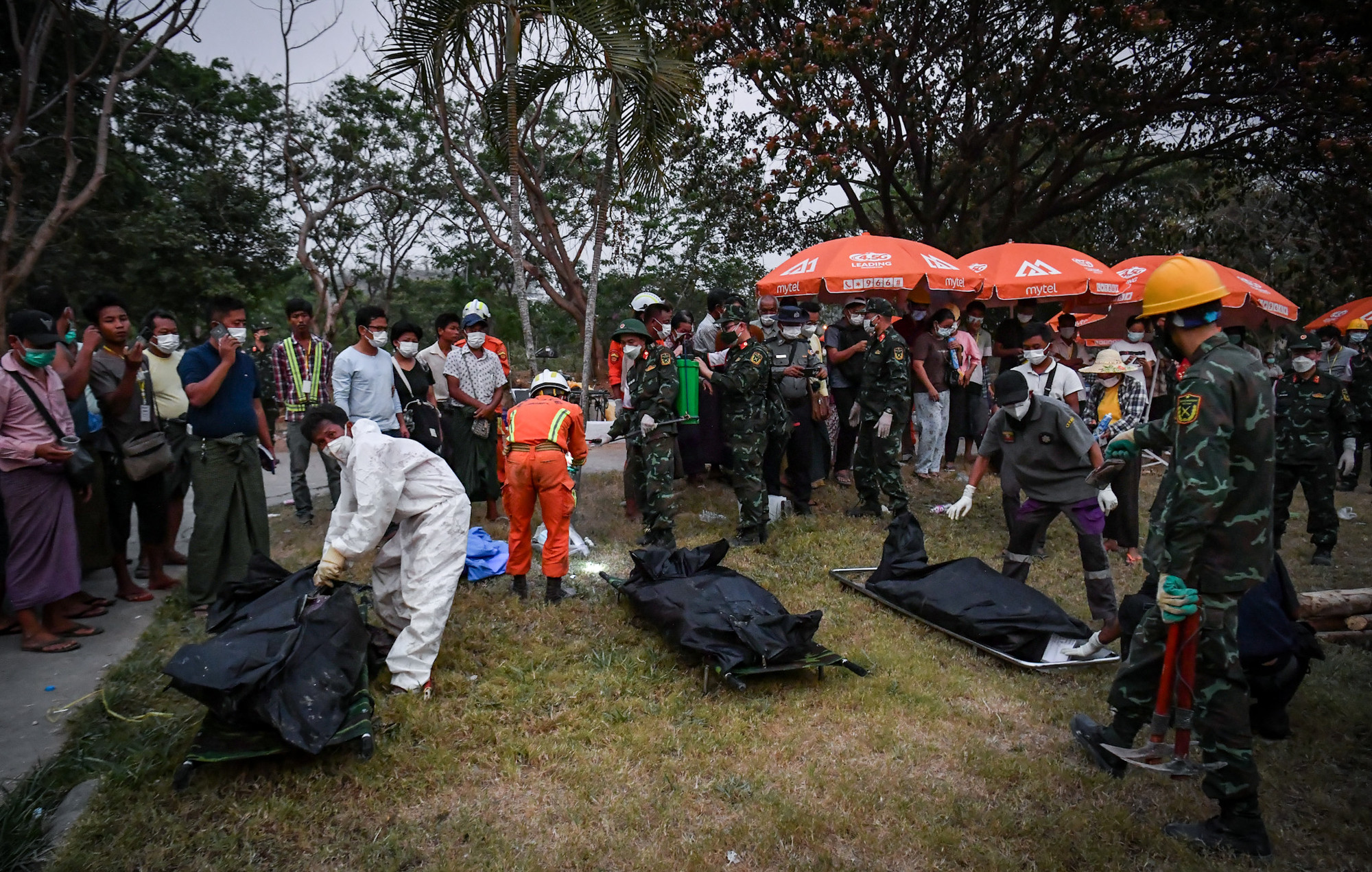 Ba thi thể đã được ra trong tối muộn ngày 2/4.