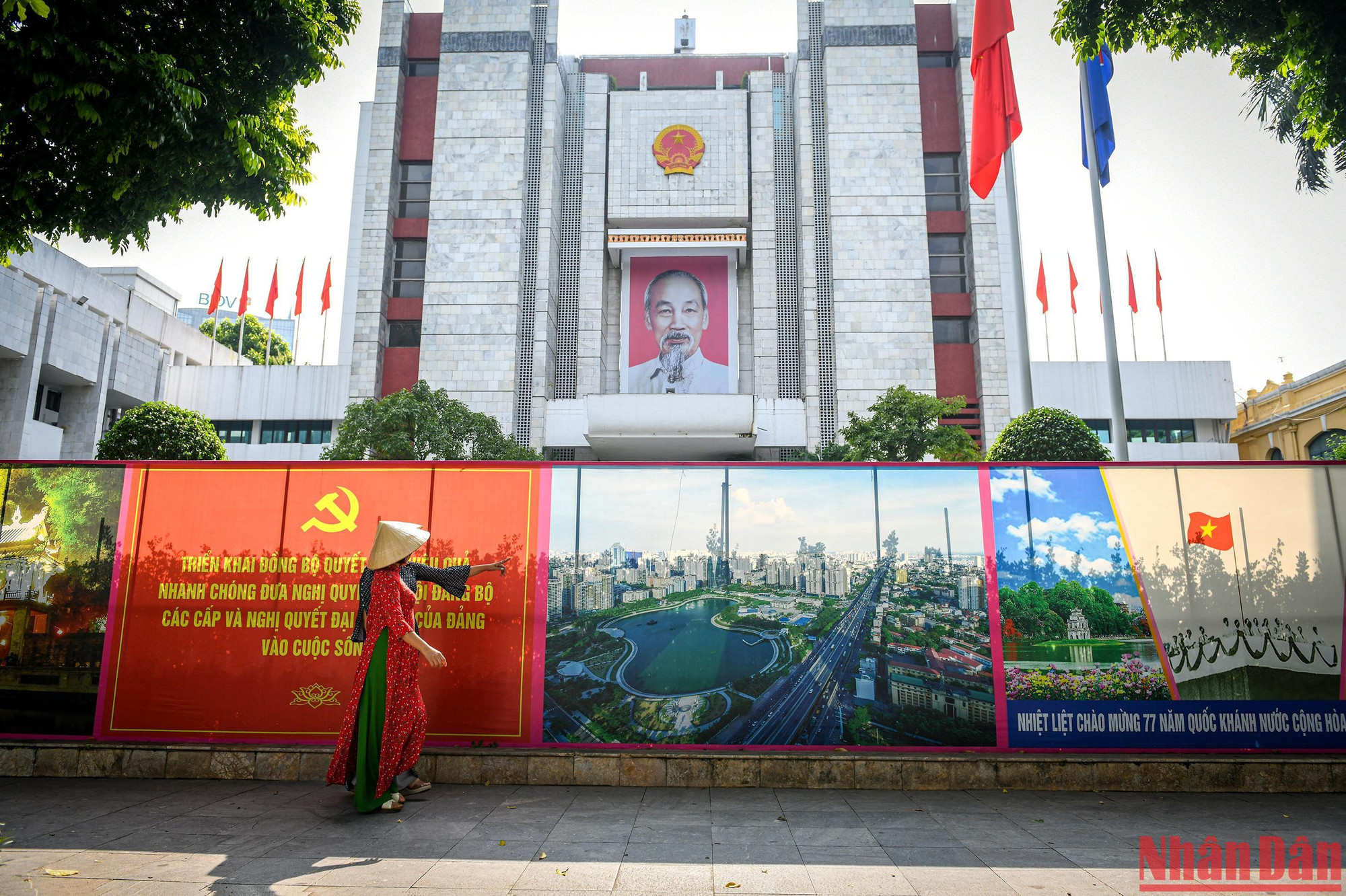 Hà Nội vừa sang thu, bước vào những ngày rực rỡ hơn bao giờ hết khi mọi nhà đều treo cờ đỏ sao vàng, mọi tuyến phố ngập tràn pa-nô, biểu ngữ chào mừng 77 năm Quốc khánh 2/9.