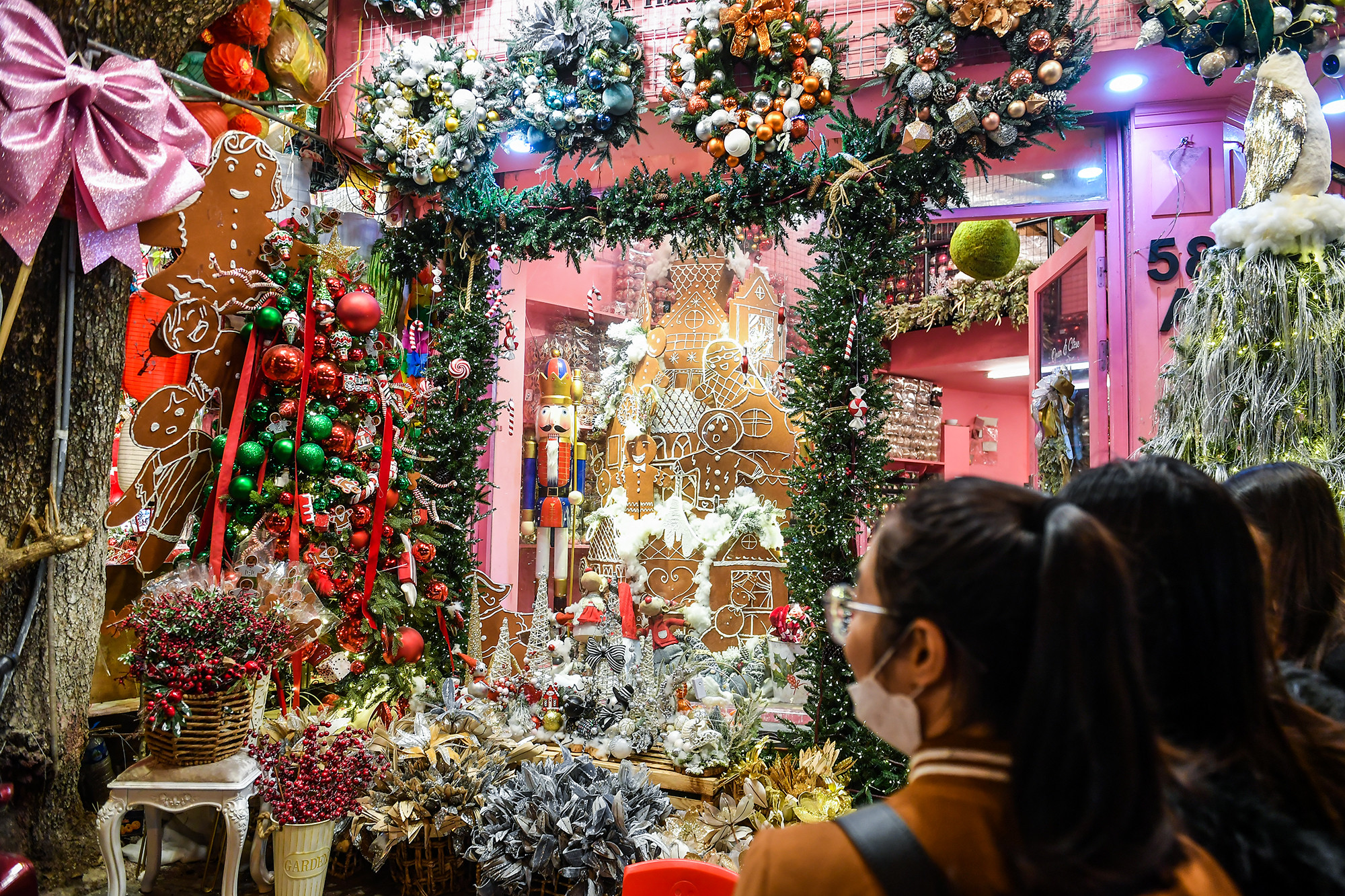 Cả con phố Hàng Mã thay áo mới trở thành một trong những địa điểm được yêu thích nhất dịp Giáng Sinh năm nay.