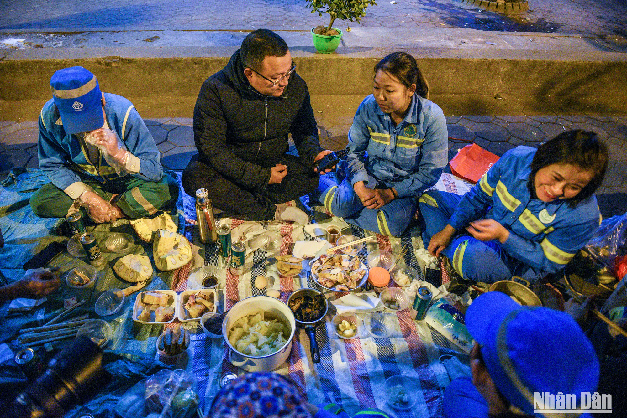 Tổ môi trường 5 có 25 thành viên thì 17 trong số đó là các anh, chị em người ngoại tỉnh. Nhiều năm qua, thay vì về nhà sum vầy cùng gia đình, những người như Ngọc Anh (Hải Dương), Cao Thị Hè (Thanh Hóa)... sẵn sàng ở lại Thủ đô để giữ cho Hà Nội luôn sáng, xanh, sạch, đẹp. "Ra Tết, chúng em sẽ bố trí về thăm quê sau. Làm nghề này, chúng em cũng đã quen với việc đón Tết trên đường rồi", Ngọc Anh cười và nói.