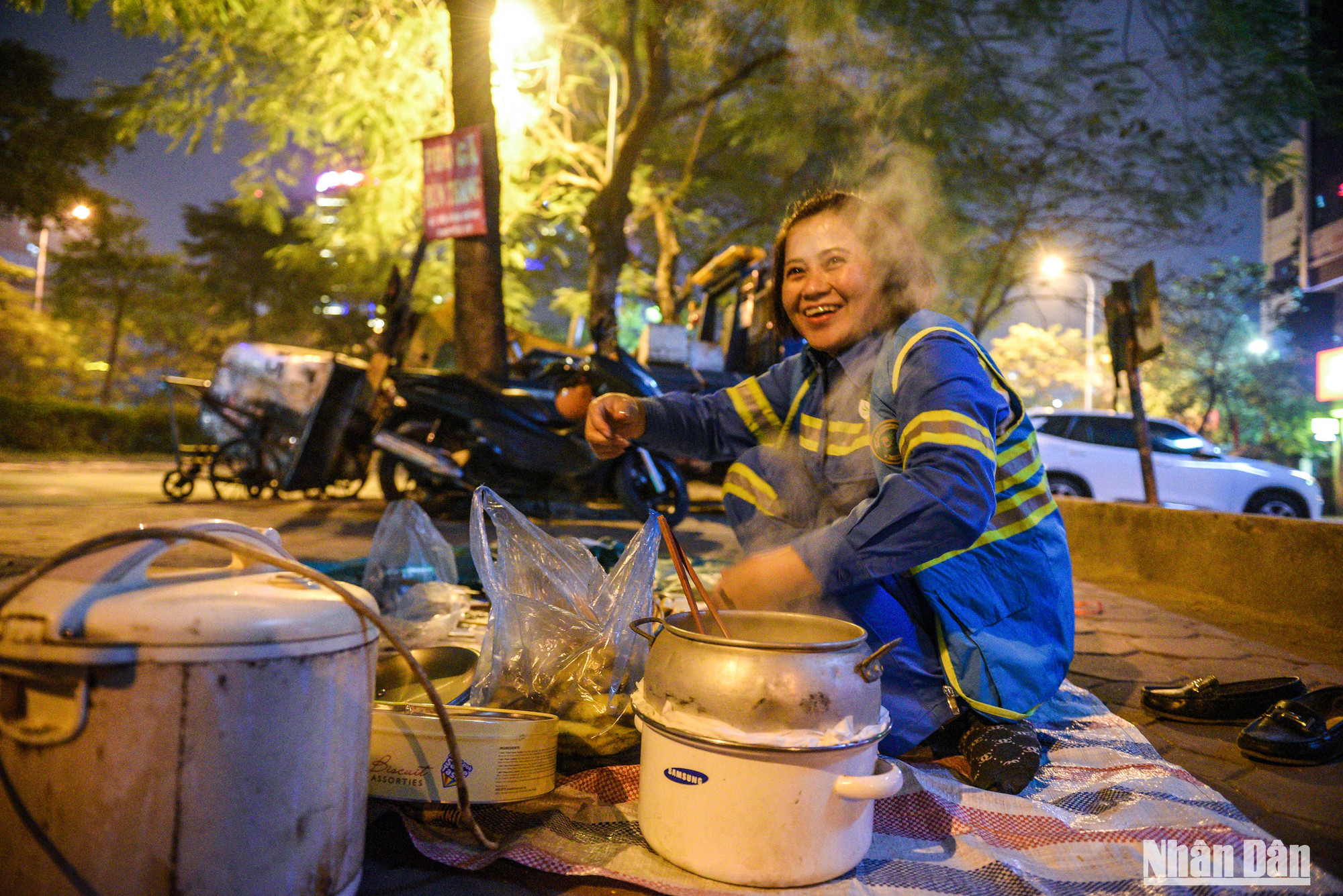 Năm nào cũng thế, cứ vào tối muộn ngày 29 tháng Chạp, Tổ môi trường 5, Công ty TNHH một thành viên Môi trường đô thị Hà Nội chi nhánh Đống Đa lại dành thời gian ngồi với nhau bên mâm cơm tất niên trên... vỉa hè. Chị Ngô Thị Quang, Tổ trưởng vừa sắp xếp "bữa cỗ", vừa hồ hởi: Hầu hết những đồ ăn trên "mâm cơm đặc biệt" này đều được người dân quý mến tặng. Đĩa gà luộc từ một cặp vợ chồng trẻ trên phố Hoàng Cầu. Xôi thì của một cụ già ở mạn Trần Quang Diệu mang tới...