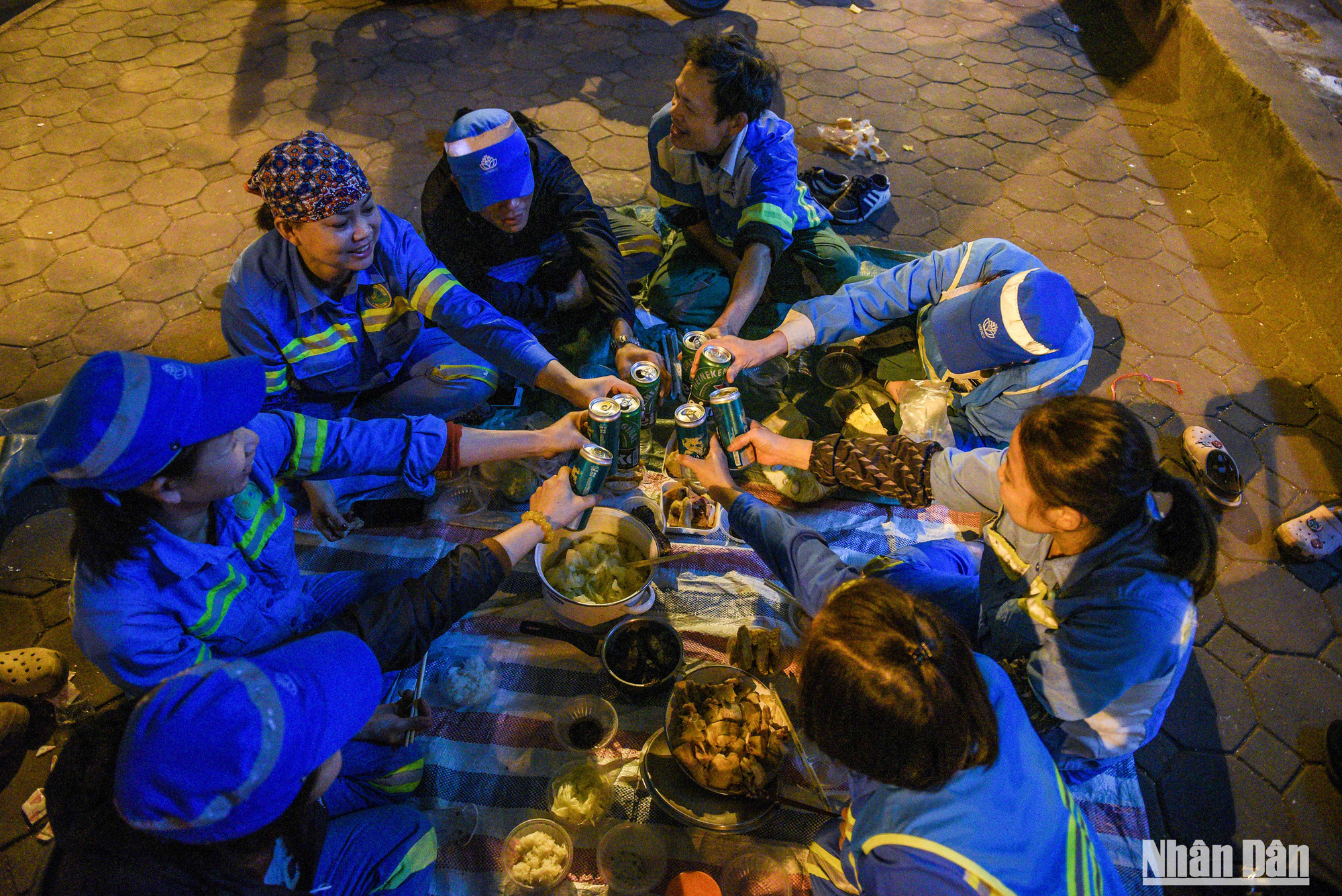 "Chúng tôi chỉ mong muốn có sức khỏe để tiếp tục làm việc và luôn nhận được tình cảm, sự quý mến của người dân", một công nhân tâm sự.