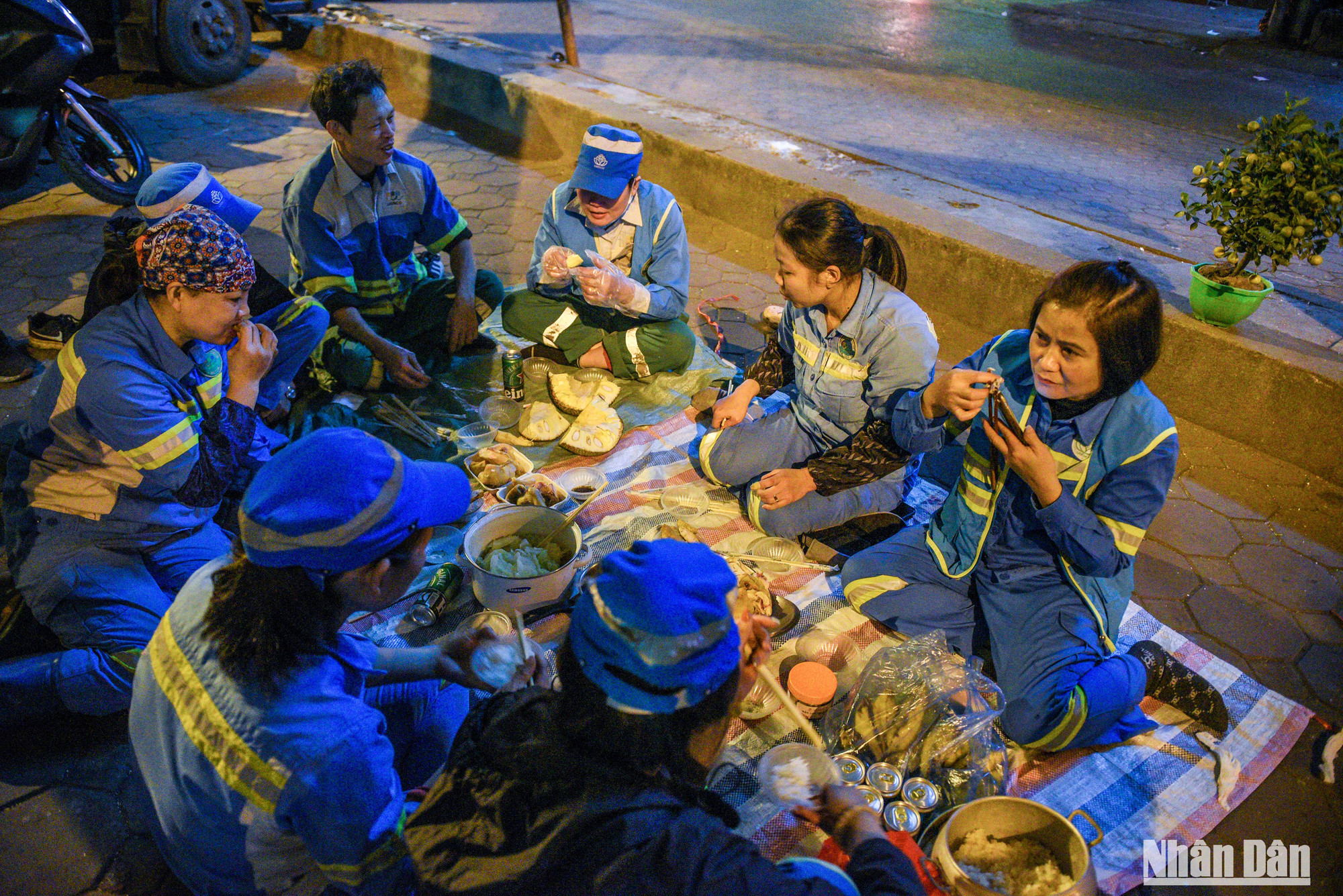 Tranh thủ giờ nghỉ giữa ca, anh chị em Tổ môi trường 5 mỗi người một tay, một chân bày biện mâm cơm ngay bên vỉa hè. Những món ăn mang nặng nghĩa tình cũng được dọn lên. Ngọc Anh, cô công nhân quê Hải Dương chia sẻ: "Đây sẽ là bữa cỗ quây quần chung cuối cùng của chúng tôi trong năm cũ. Ngày mai, 30 Tết, khối lượng công việc rất lớn nên sẽ không còn thảnh thơi để ngồi lại nữa".