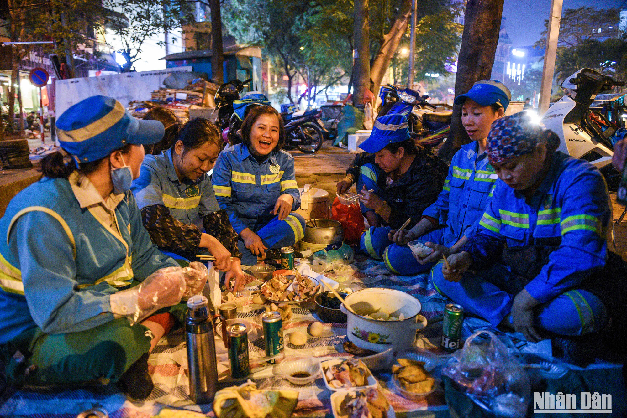 Càng gần Tết, khối lượng rác phải thu gom càng nhiều. Thế nhưng, những người công nhân môi trường vẫn ngày đêm bám đường, giữ nụ cười lạc quan. Với họ, một lời hỏi thăm động viên, những món quà... góp thêm vào bữa cơm cuối cùng của năm cũ từ người dân chính là phần thưởng quý giá nhất...