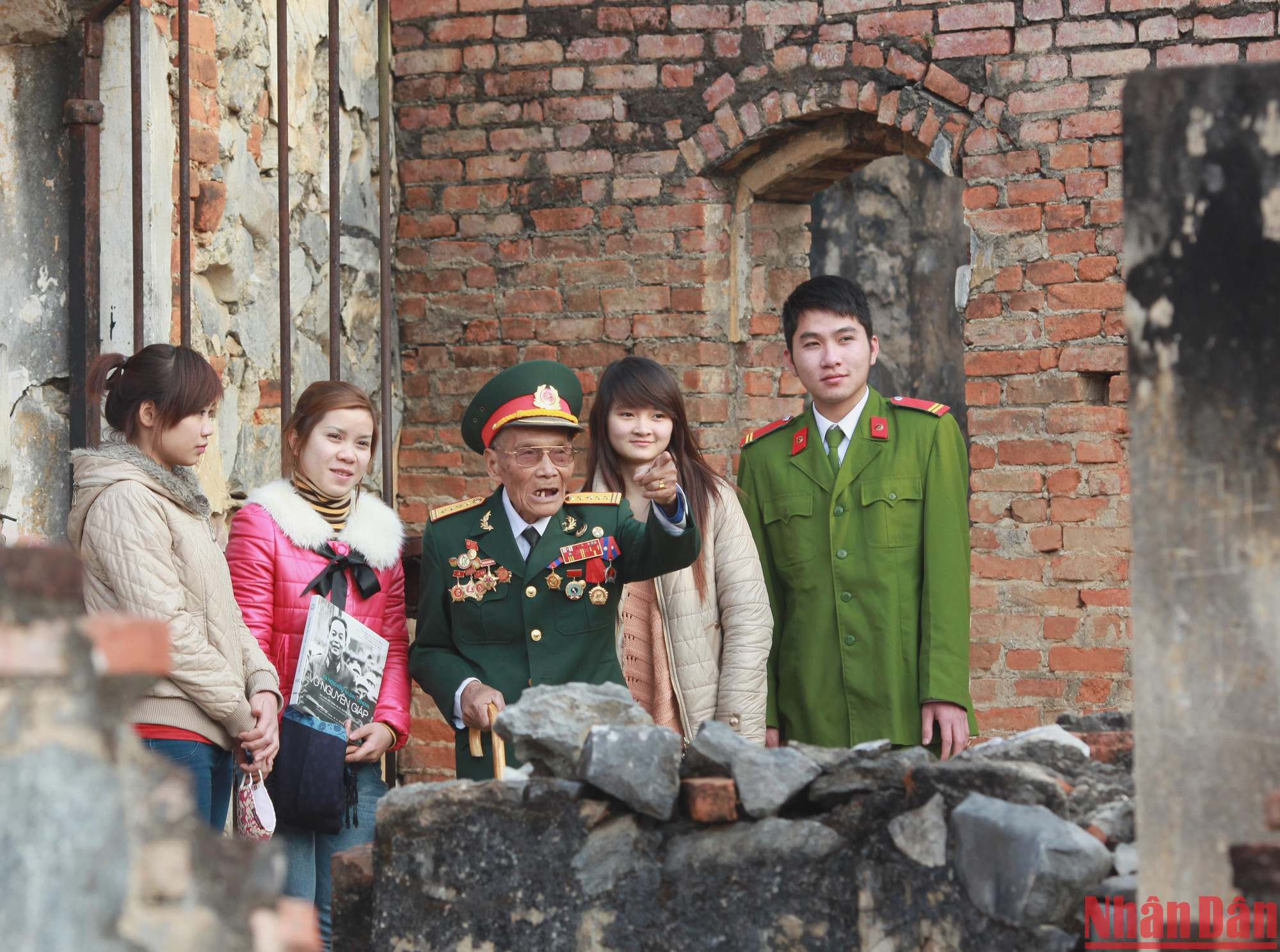 Người lính già kể chuyện tướng Giáp cho thế hệ trẻ.