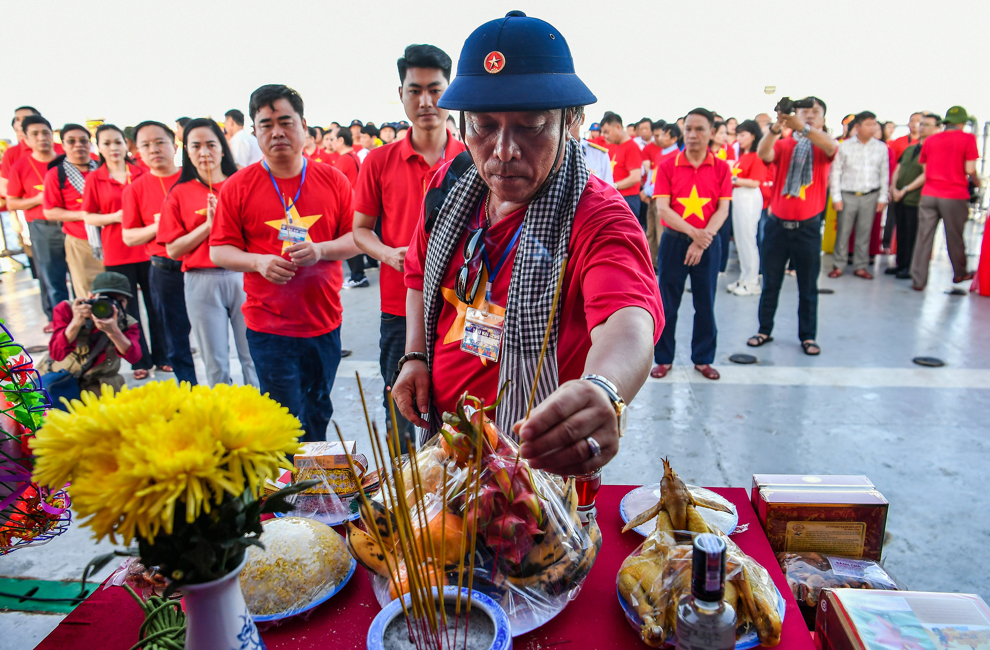 Lễ tưởng niệm cán bộ, chiến sĩ hy sinh vì sự nghiệp bảo vệ chủ quyền của biển đảo Tổ quốc là những thời khắc thiêng liêng mà bất cứ thành viên nào trong Đoàn công tác số 25 đều cảm thấy trân trọng, biết ơn và may mắn khi được đứng giữa vùng trời, vùng biển Cô Lin-Len Đao-Gạc Ma.