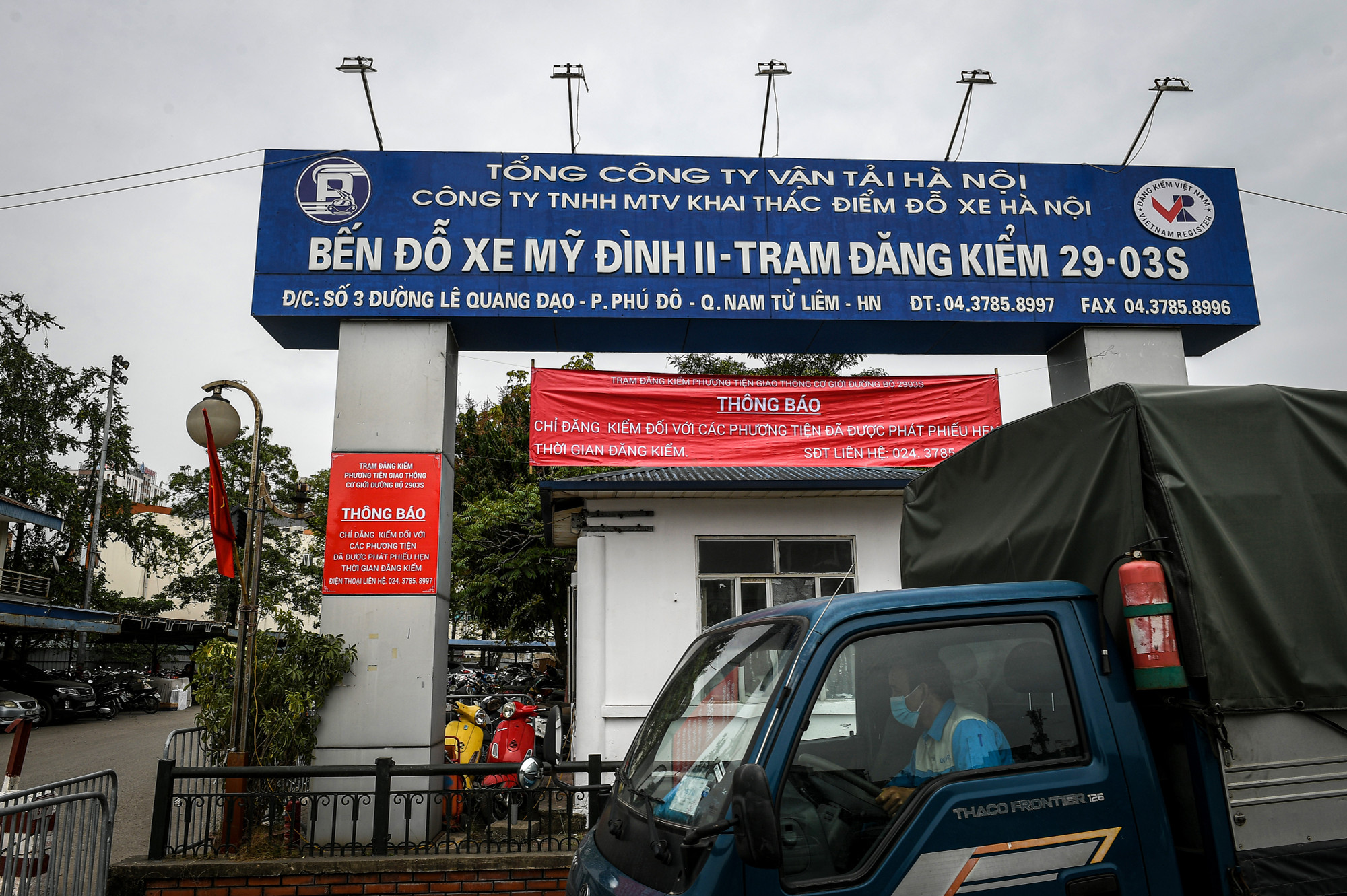 Theo ghi nhận của phóng viên Báo Nhân Dân, chiều 13/3, rất nhiều người dân đã đưa xe cơ giới đi đăng kiểm tại Trung tâm đăng kiểm 29-03S trên đường Lê Quang Đạo, Mỹ Đình, Nam Từ Liêm, Hà Nội.