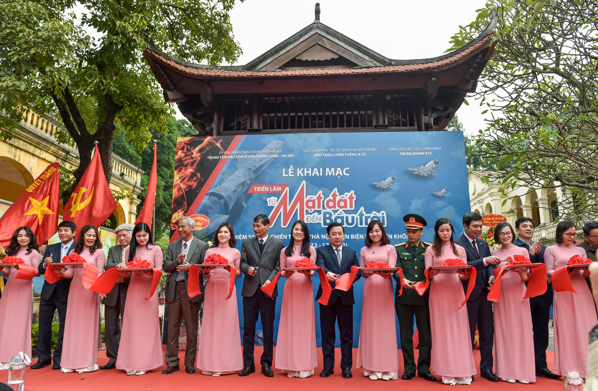 Phó Chủ tịch UBND thành phố Hà Nội Chử Xuân Dũng, và các đại biểu cắt băng khai mạc triển lãm.