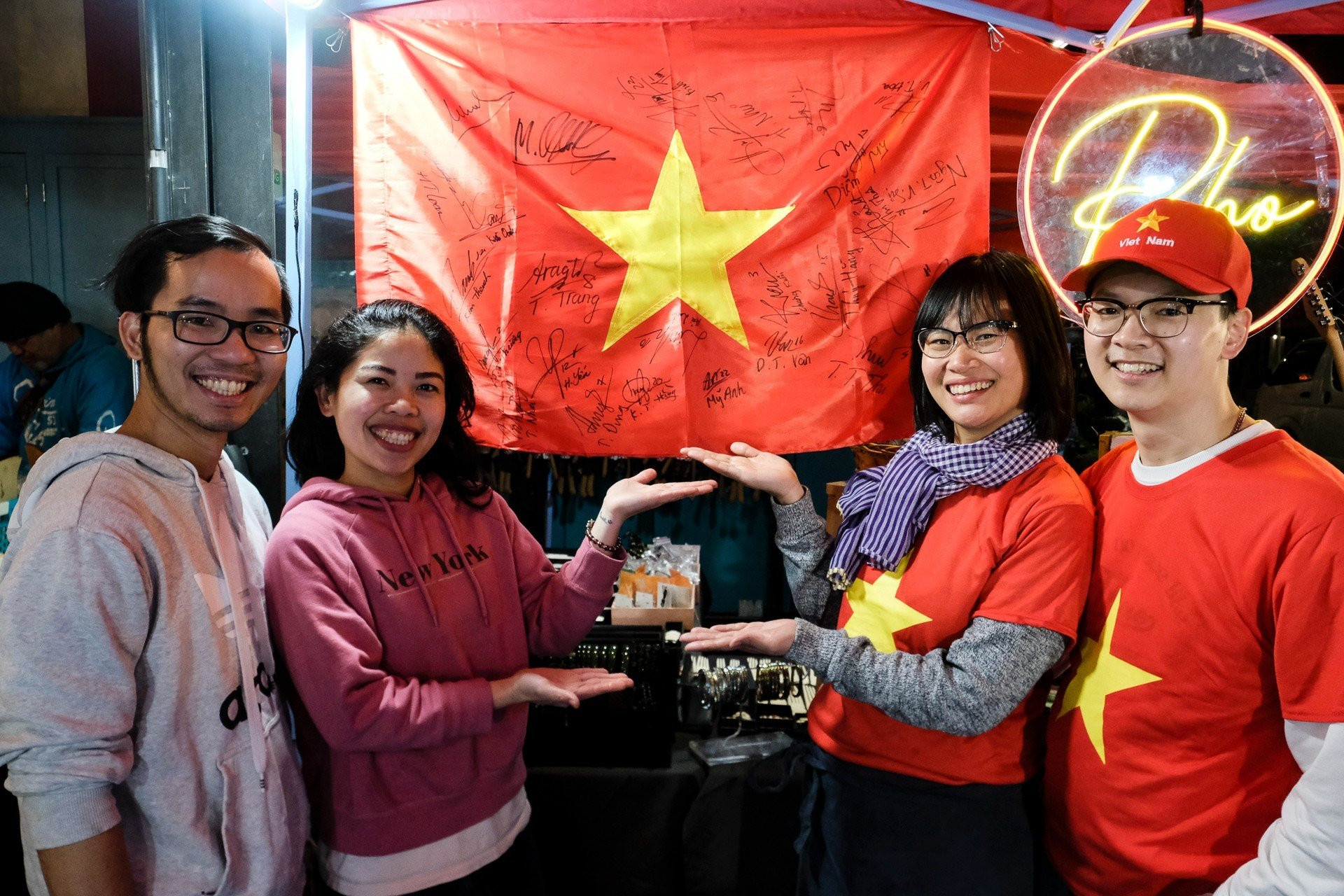 [Ảnh] Những bát phở “sưởi ấm” cổ động viên Việt Nam tại Auckland ảnh 17