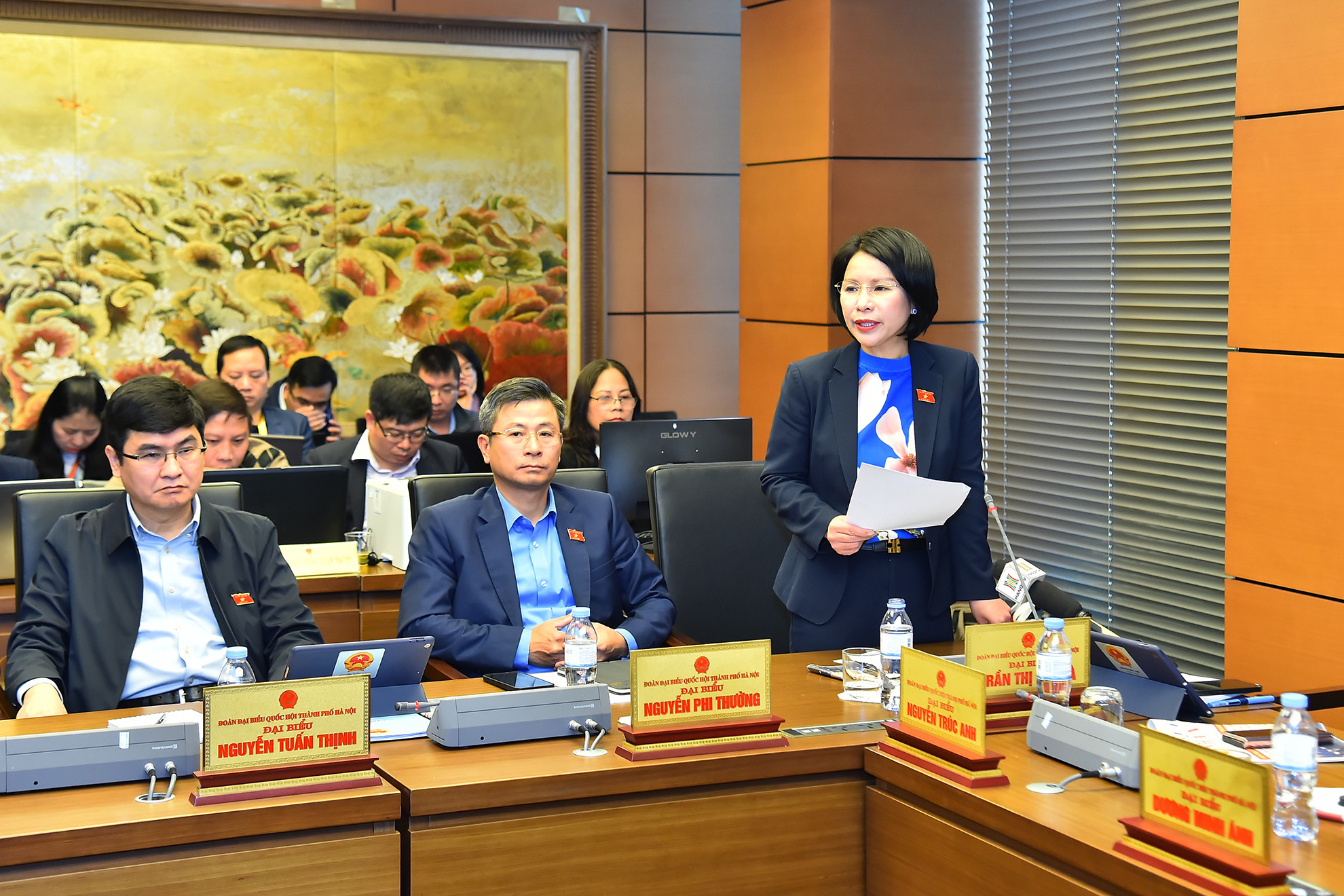 Đại biểu Quốc hội thành phố Hà Nội Trần Thị Nhị Hà phát biểu ý tại phiên thảo luận tại Tổ 1 sáng 6/1.