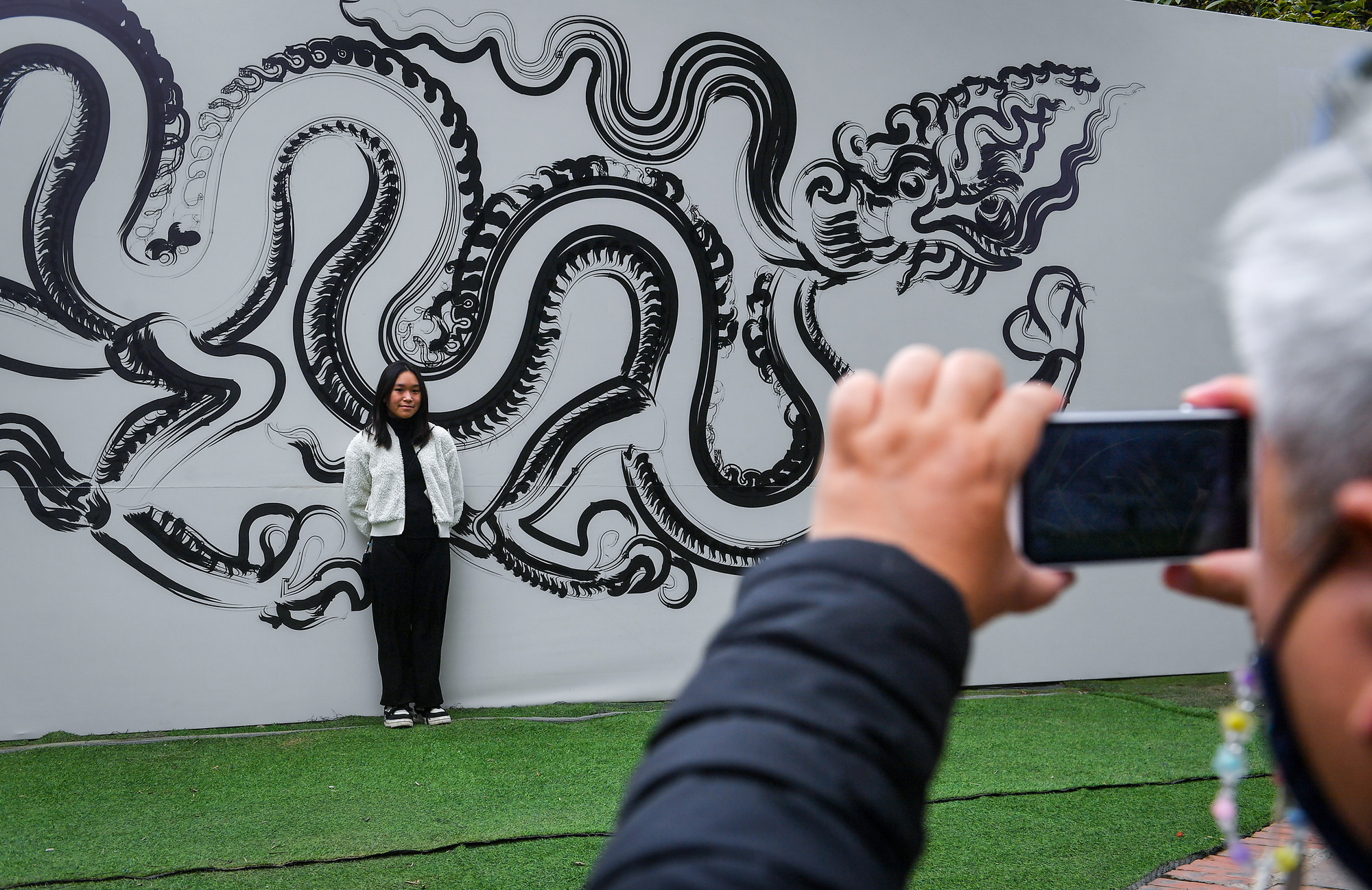 [Ảnh] Người Hà Nội rộn ràng du xuân ảnh 16