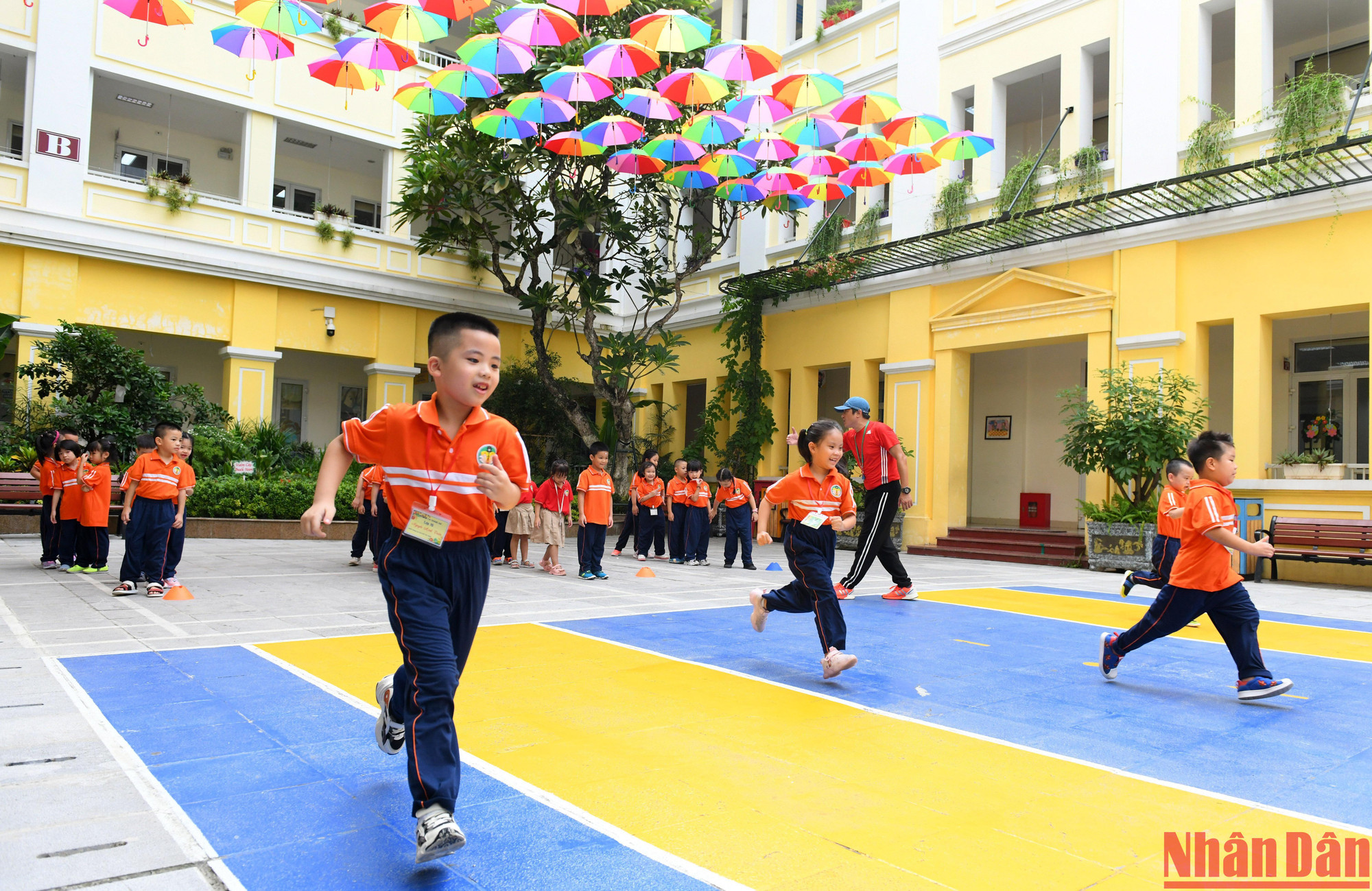 Tiết học thể dục là khoảng thời gian các em học sinh được chạy nhảy sau nhiều giờ trong lớp.