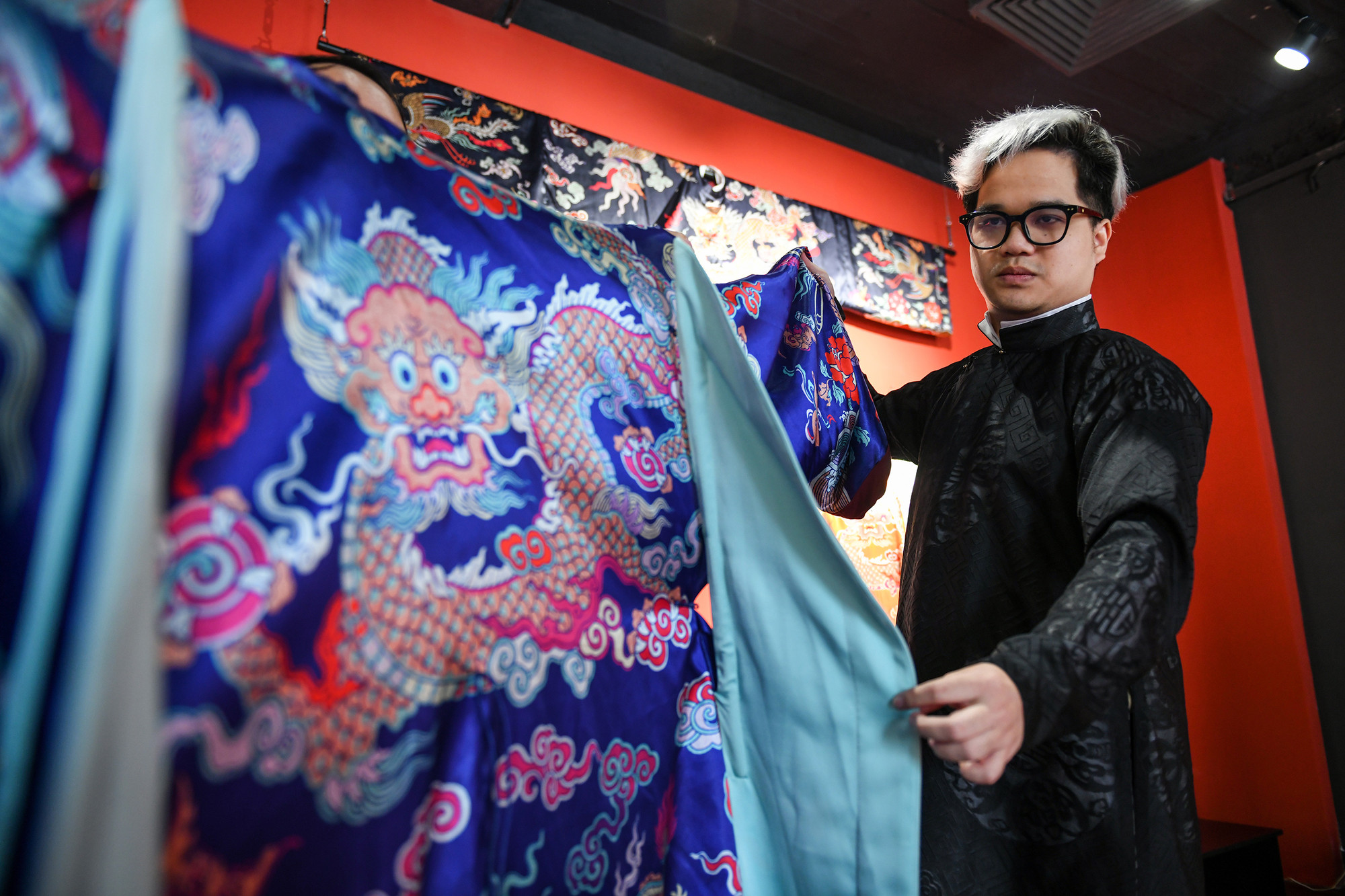 Một mẫu mãng bào được phục dựng công phu. Mãng bào, thường được mặc bởi các quan lại triều đình.