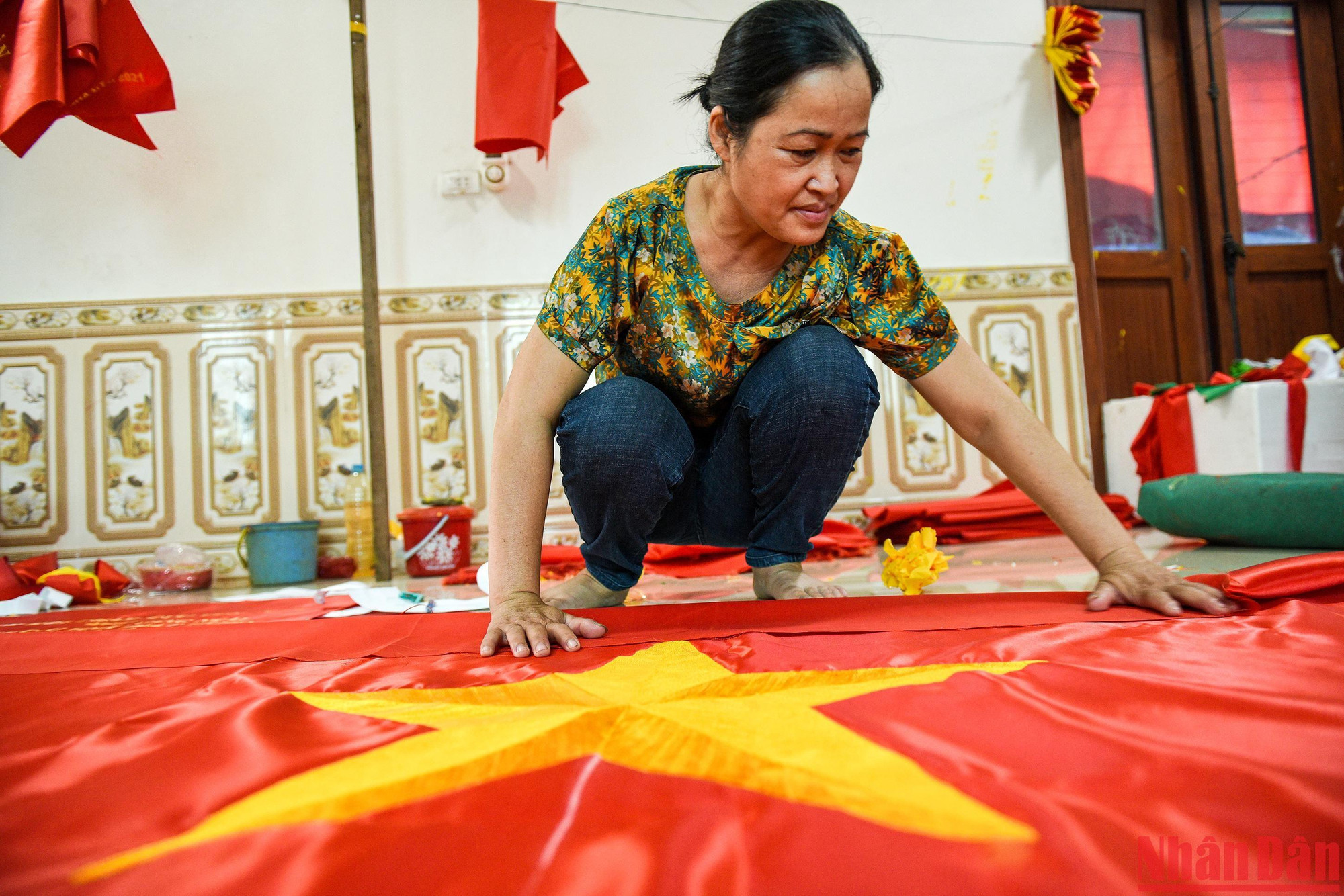 Chị nói: “Gia đình tôi làm nghề này rồi không muốn làm nghề khác nữa. Những lá cờ đặt nơi trang trọng, hay nhiều lúc xem chương trình ti-vi, những buổi duyệt binh... những lá cờ Tổ quốc từ làng Từ Vân may, thêu, chúng tôi cảm thấy rất tự hào vì mình làm ra những lá cờ đó”.