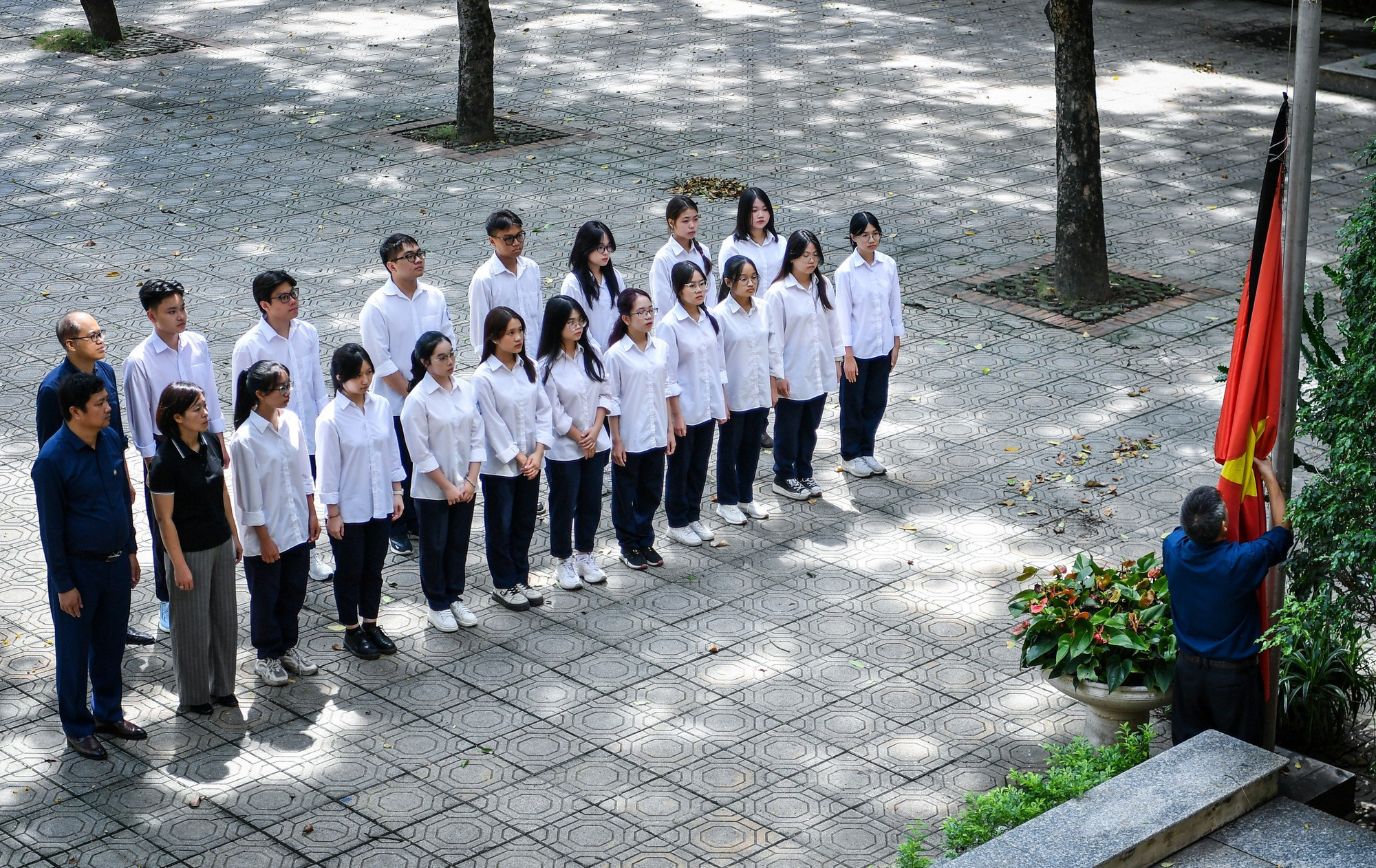 Trường THPT Nguyễn Gia Thiều (quận Long Biên), nơi cố Tổng Bí thư Nguyễn Phú Trọng từng theo học những năm cấp 2 và cấp 3 đã treo cờ rủ mấy ngày hôm nay.