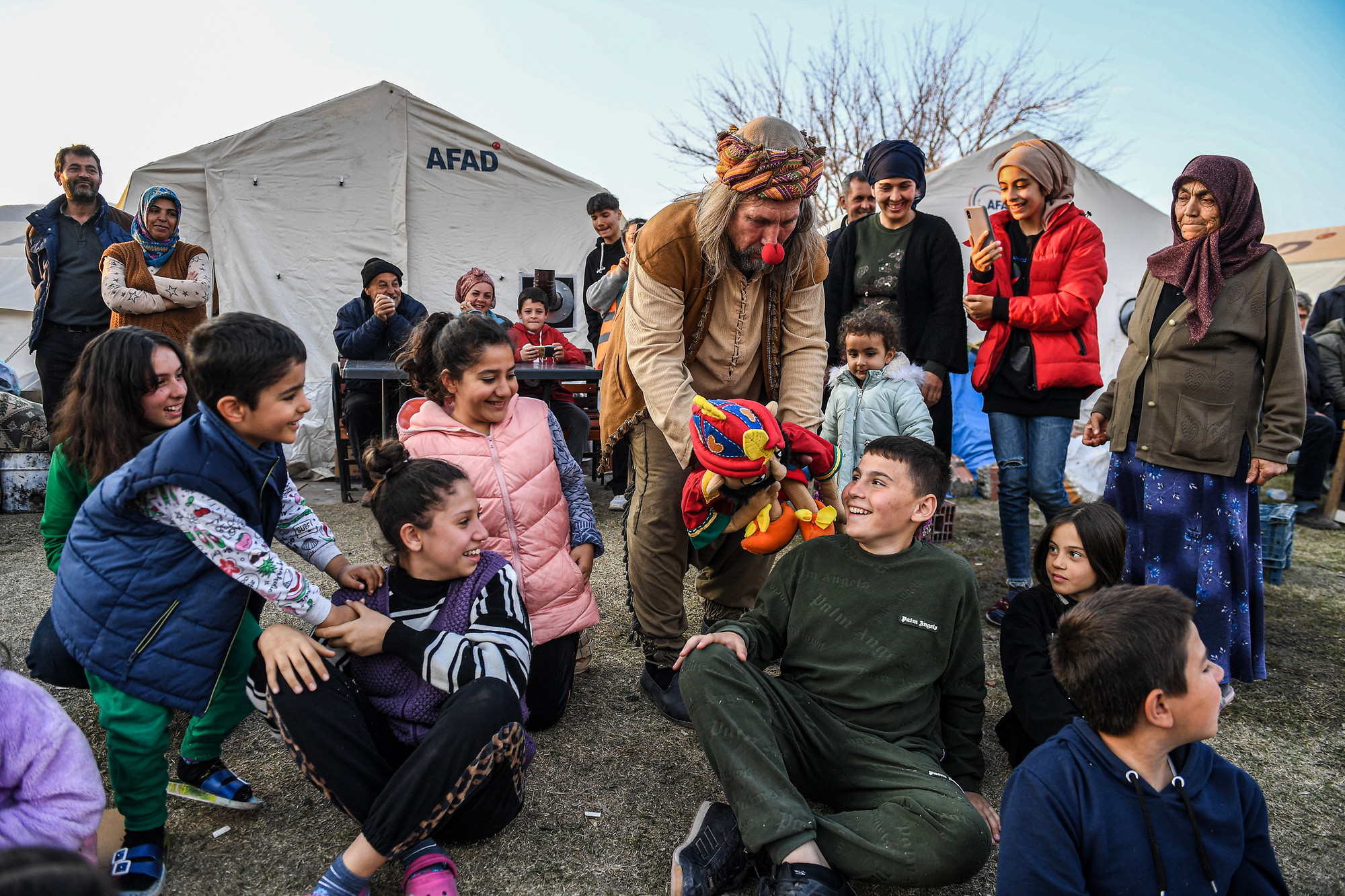 Thi thoảng, những chú rối trong tay ông lại nhảy múa hoặc hát vang lên trong niềm yêu thích của tất cả mọi người.