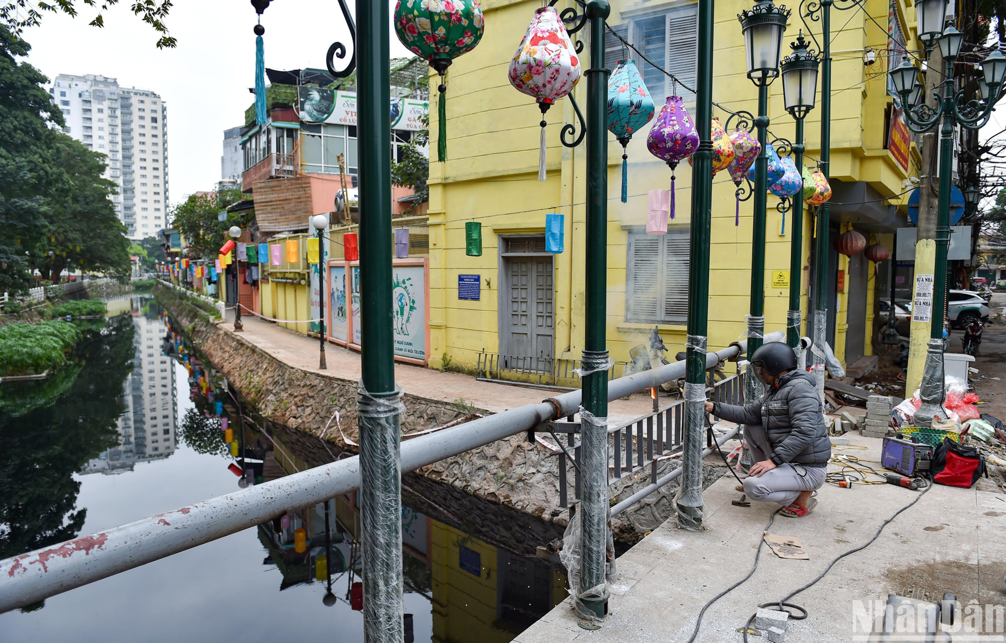 Đến nay, các công nhân đang lắp đặt phần sân khấu ngoài trời; hệ thống đèn chiếu sáng trang trí trên tuyến phố... Đến nay, các công nhân đang lắp đặt phần sân khấu ngoài trời; hệ thống đèn chiếu sáng trang trí trên tuyến phố...