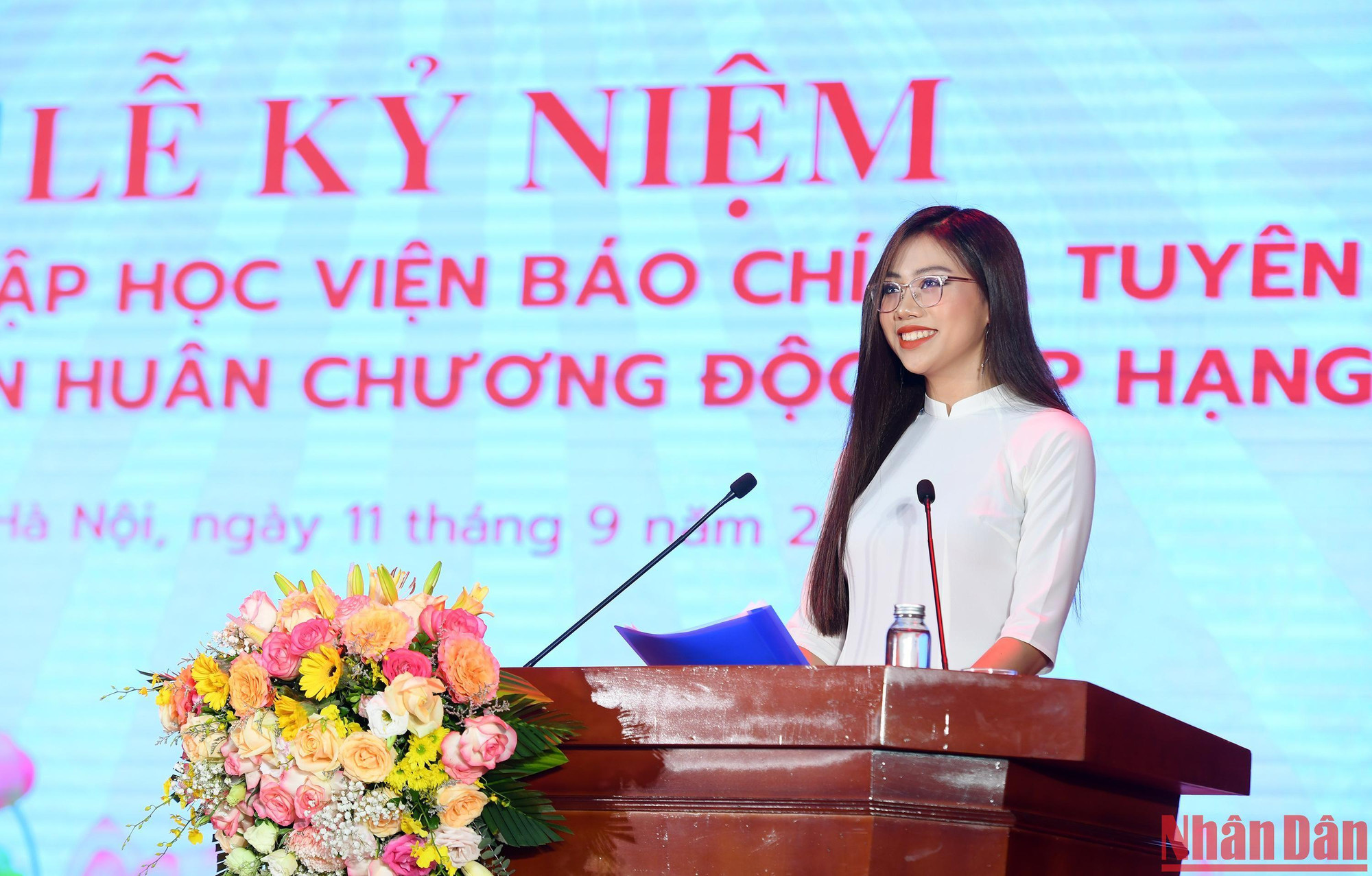 Sinh viên Nguyễn Anh Khuê đại diện cho sinh viên toàn trường phát biểu cảm nghĩ tại lễ kỷ niệm. Sinh viên Nguyễn Anh Khuê đại diện cho sinh viên toàn trường phát biểu cảm nghĩ tại lễ kỷ niệm.