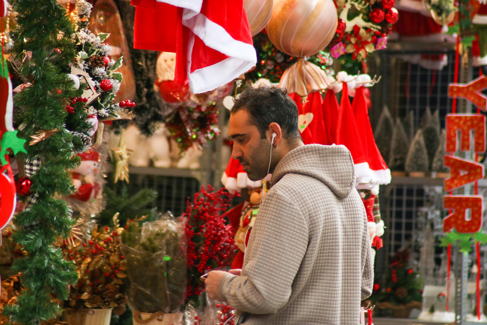 Những vị khách ngoại quốc cũng rất hào hứng mua sắm.