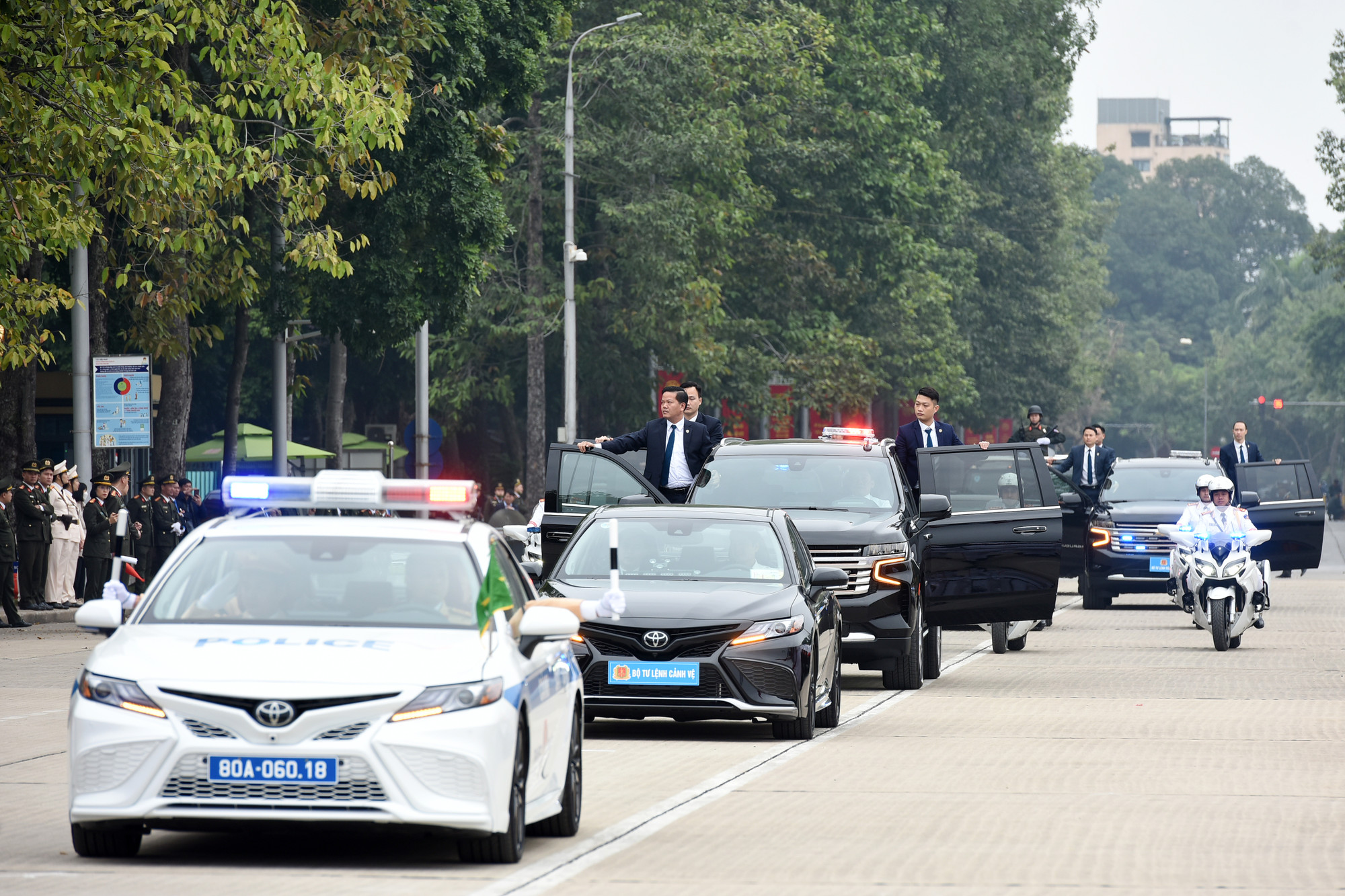 Chương trình duyệt đội ngũ đội xe chuyên dụng của Bộ Tư lệnh Cảnh vệ. Chương trình duyệt đội ngũ đội xe chuyên dụng của Bộ Tư lệnh Cảnh vệ.